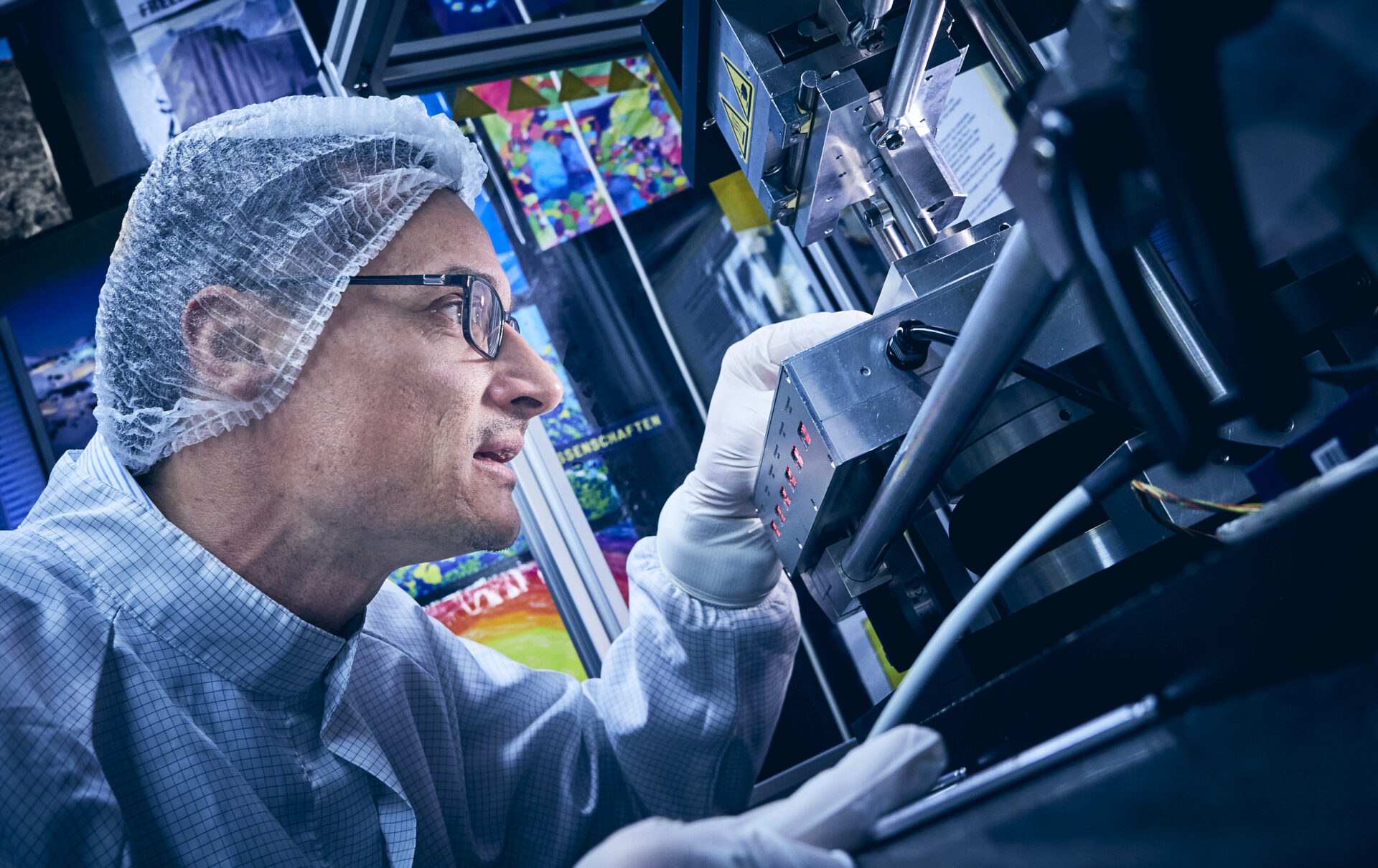 Forscher mit Schutzkleidung im Labor