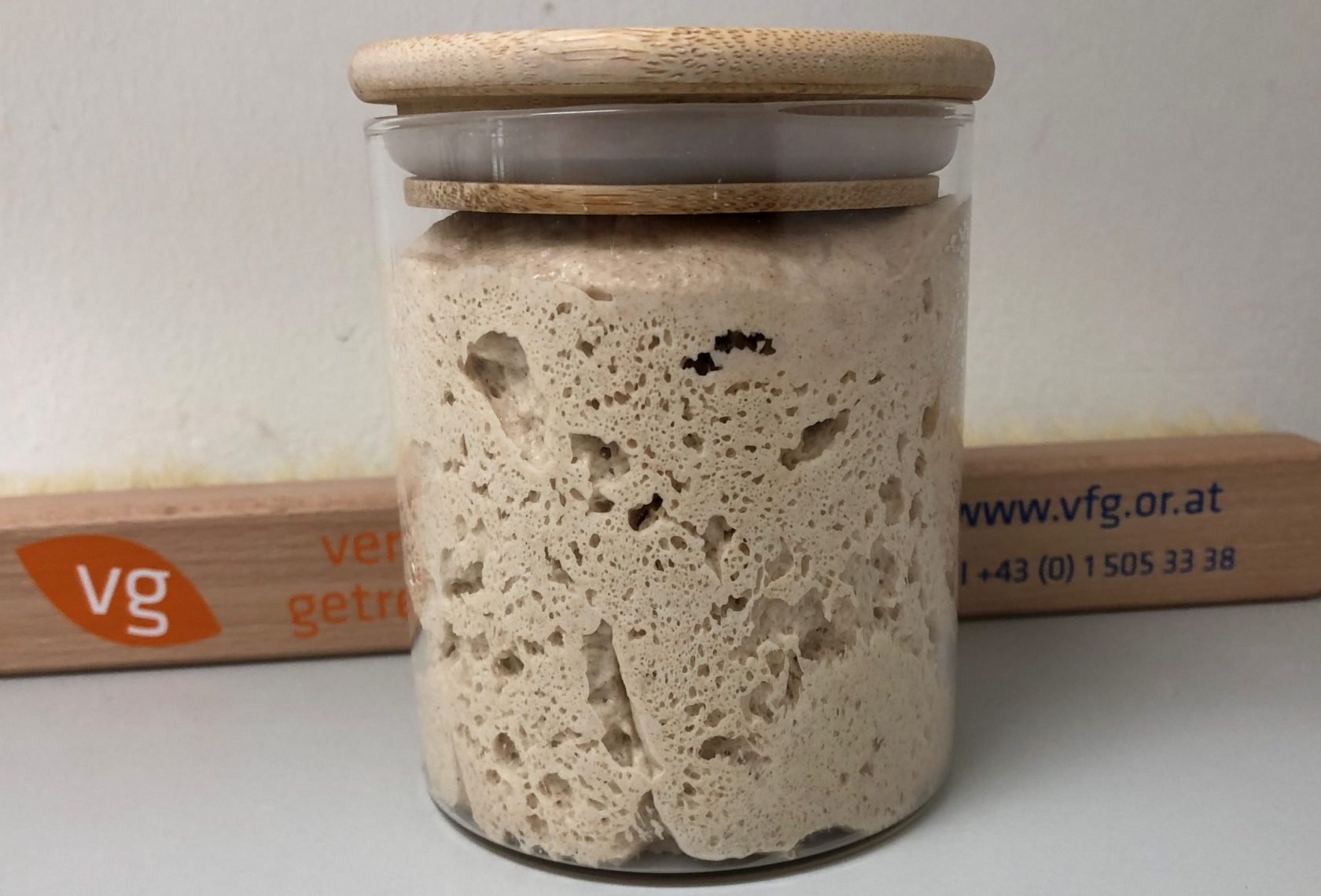 Sauerteig reift im Glas