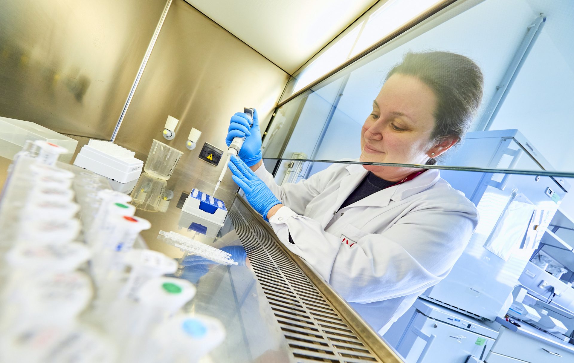 Forscherin führt eine DNA-Probe durch