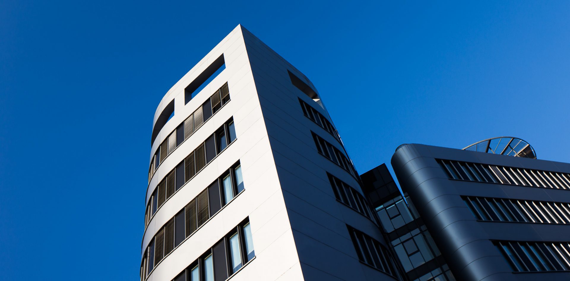 Foto: schewig-fotodesign Haus der Forschung Bürogebäude von unten