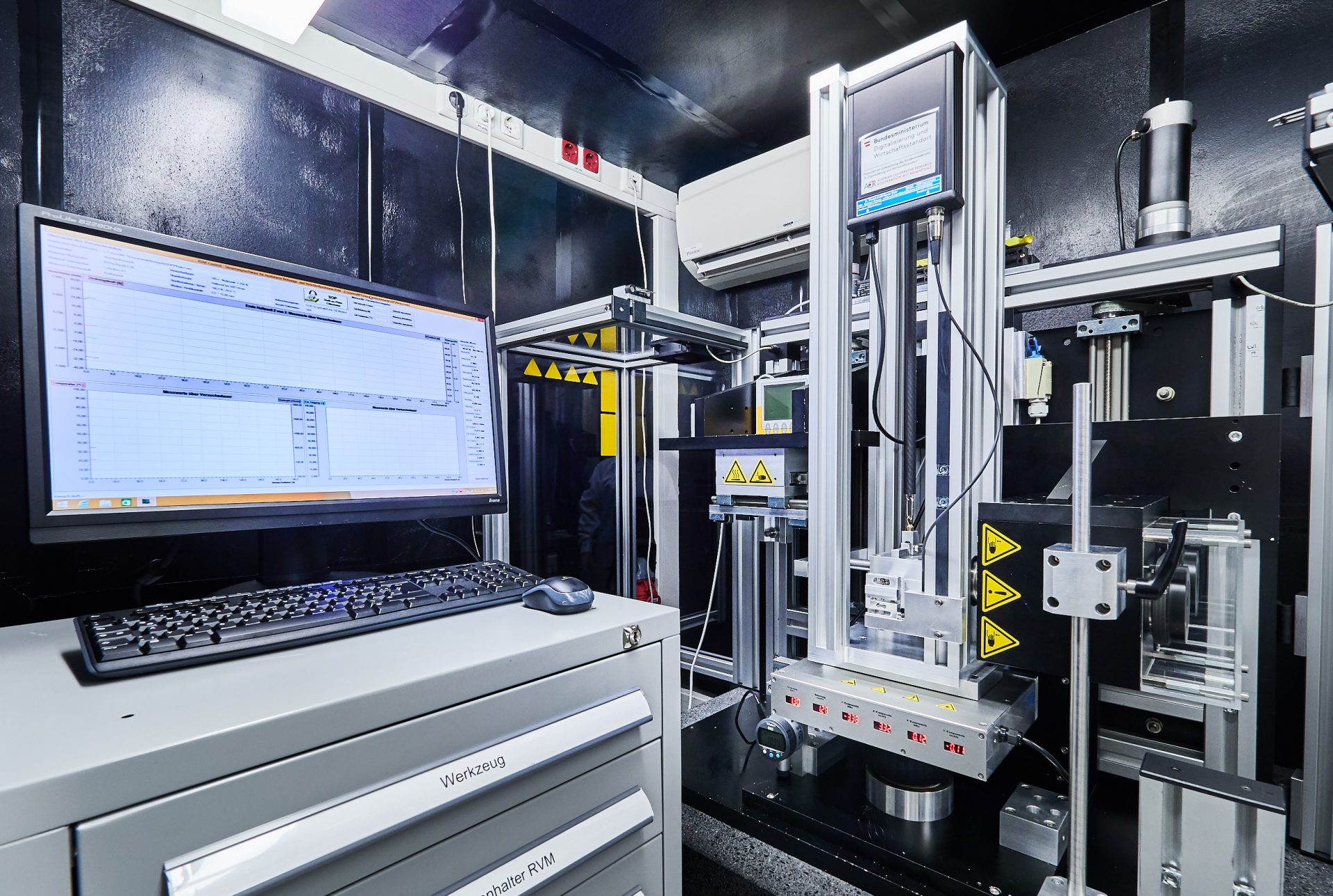 DAs Bild zeigt ein Tribometer, ein Gerät für Reibungsversuche