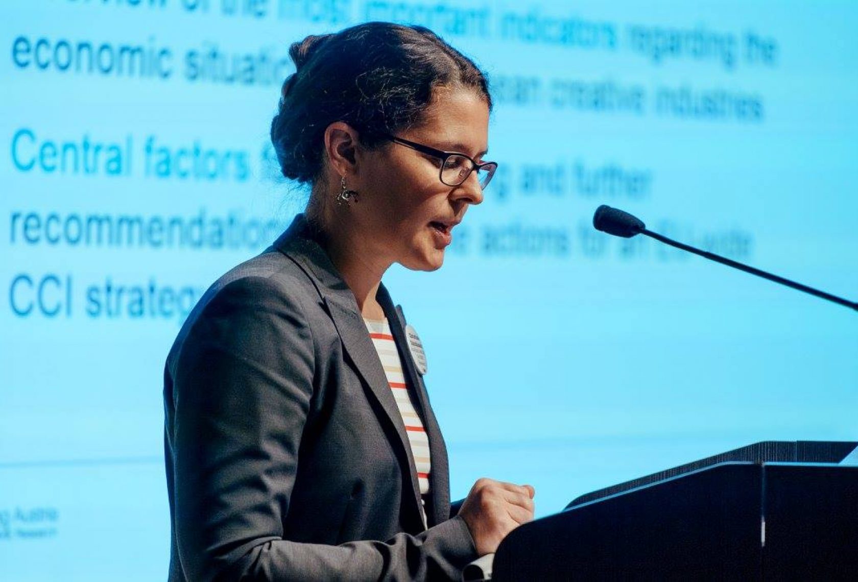 Christina Enichlmair präsentiert am Podium