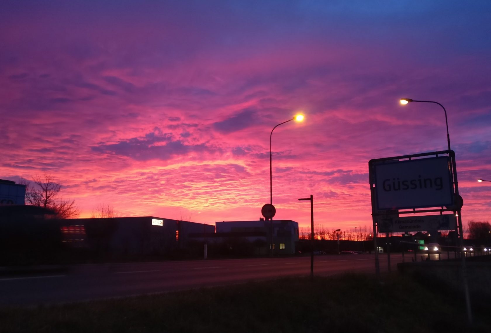Ortstafel Güssing bei Sonnenaufgang