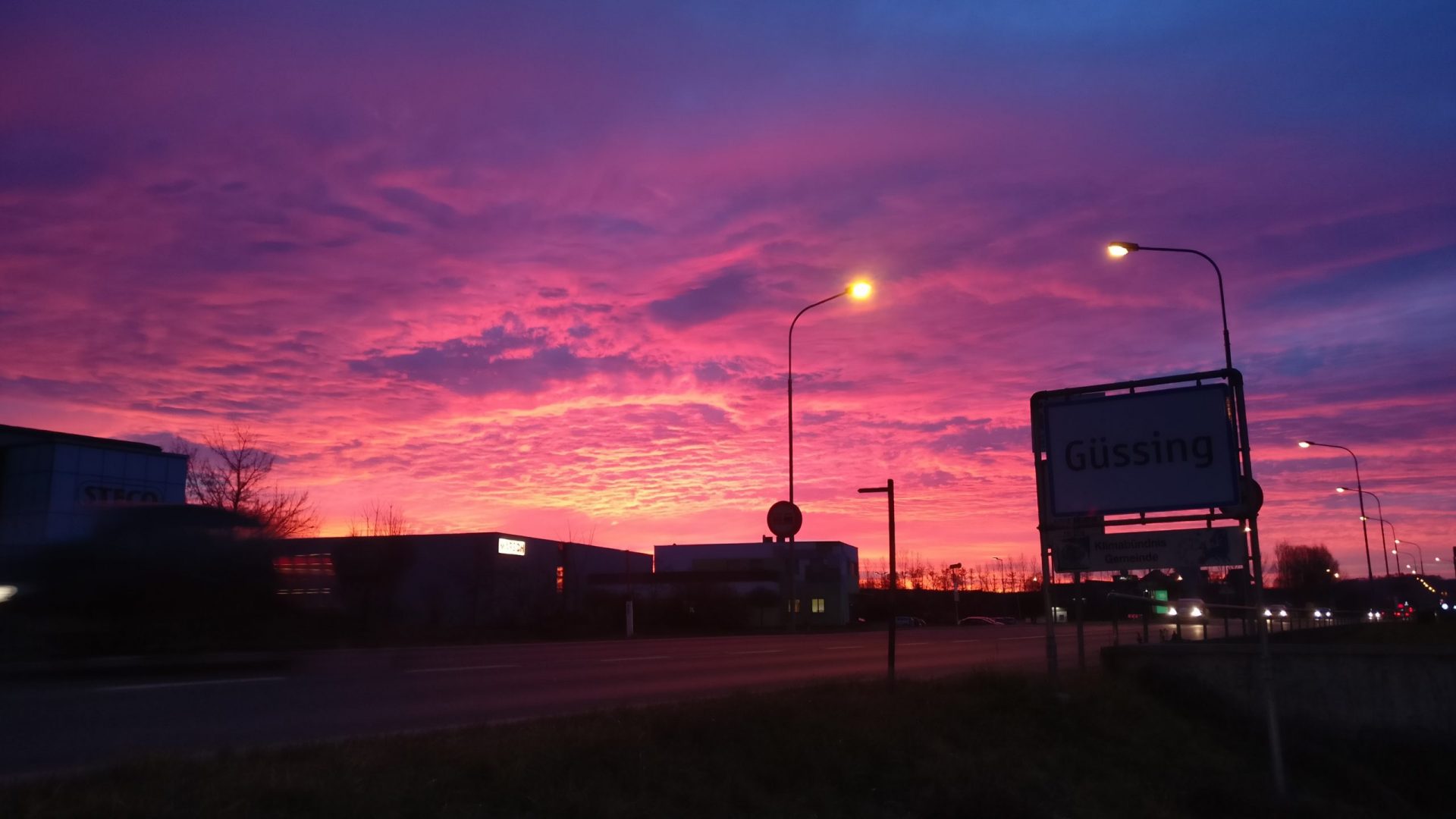 Ortstafel Güssing bei Sonnenaufgang
