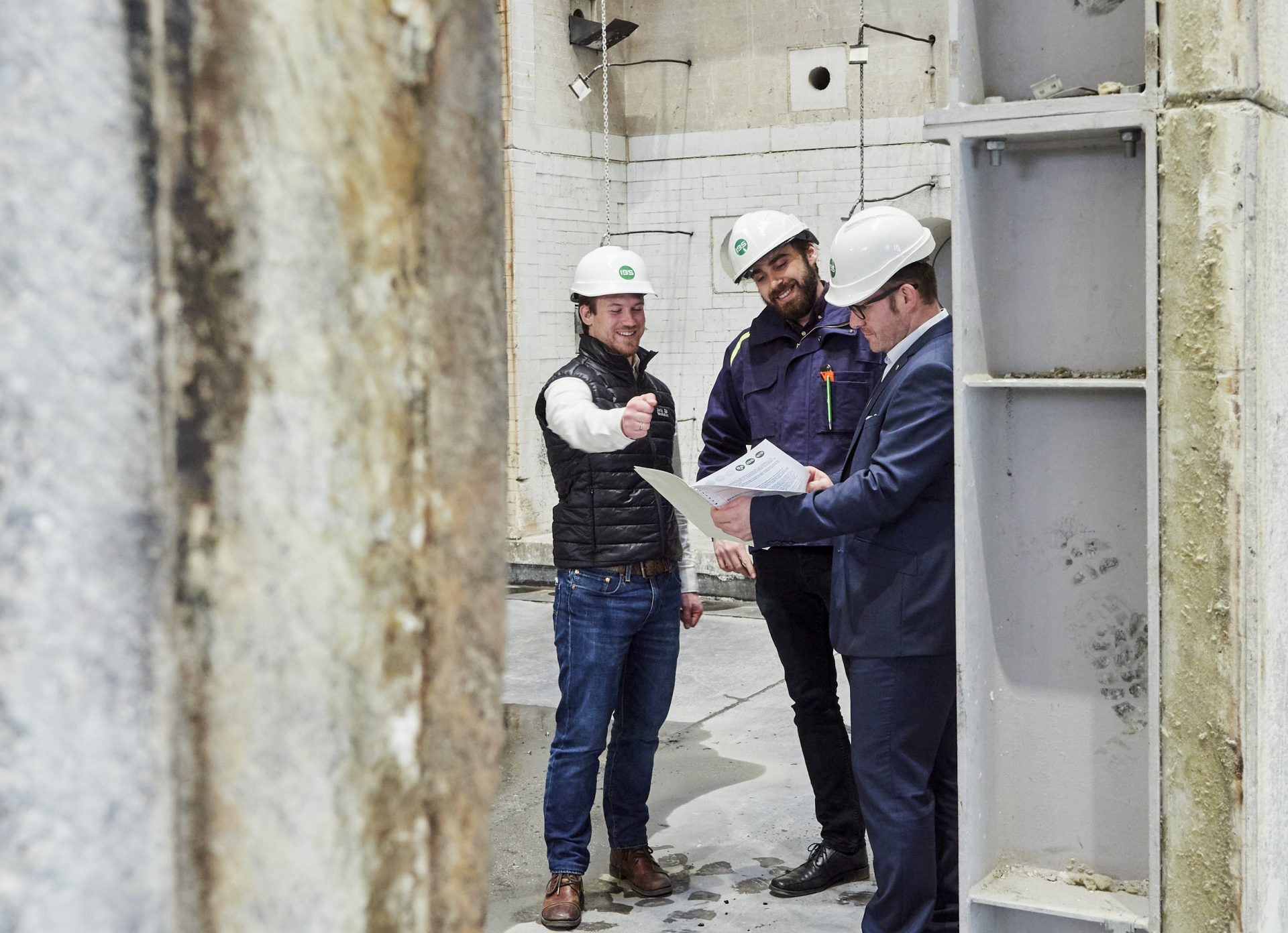 Besprechung in der Prüfhalle der IBS