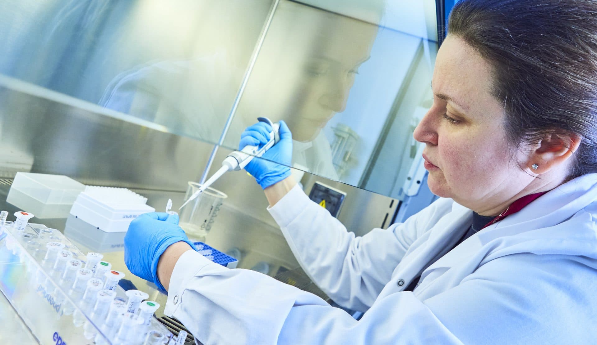 Forscherin Alma Licina bei der Bearbeitung von Proben im LVA-Labor
