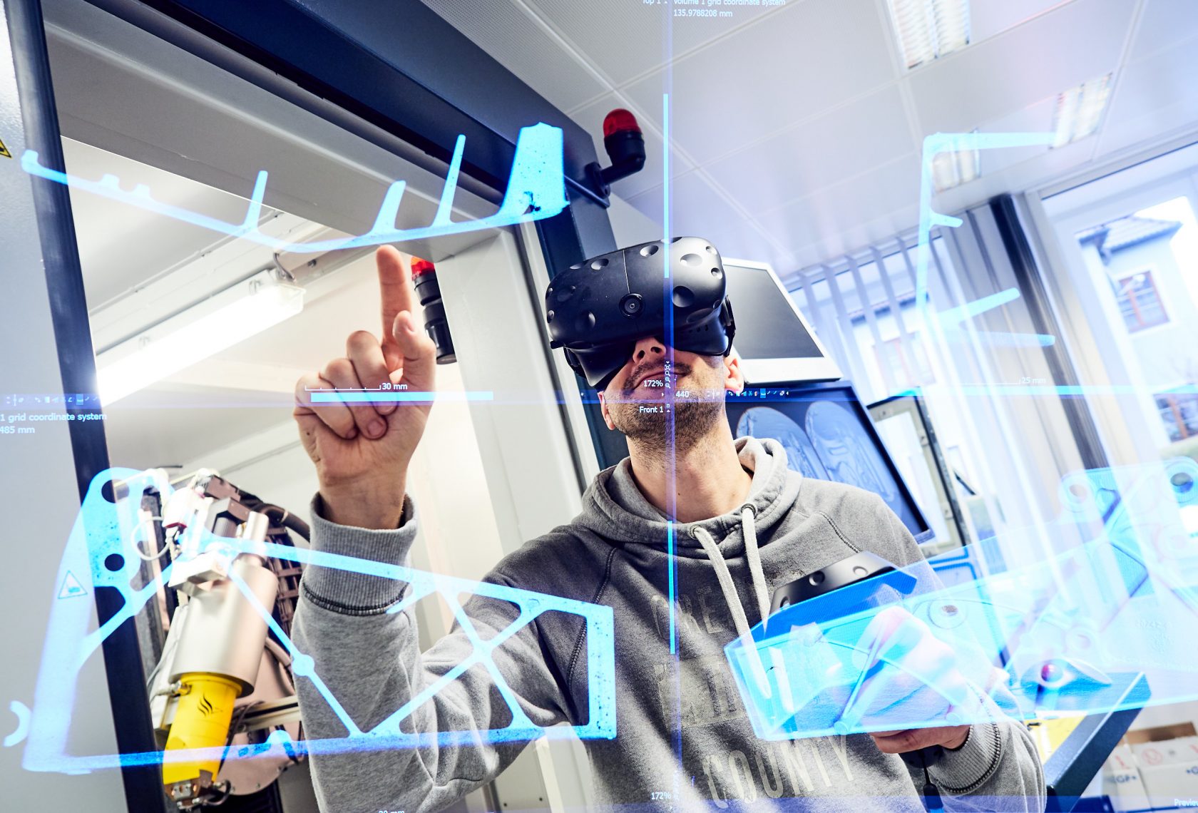 Forscher mit VR-Brille analysiert Daten