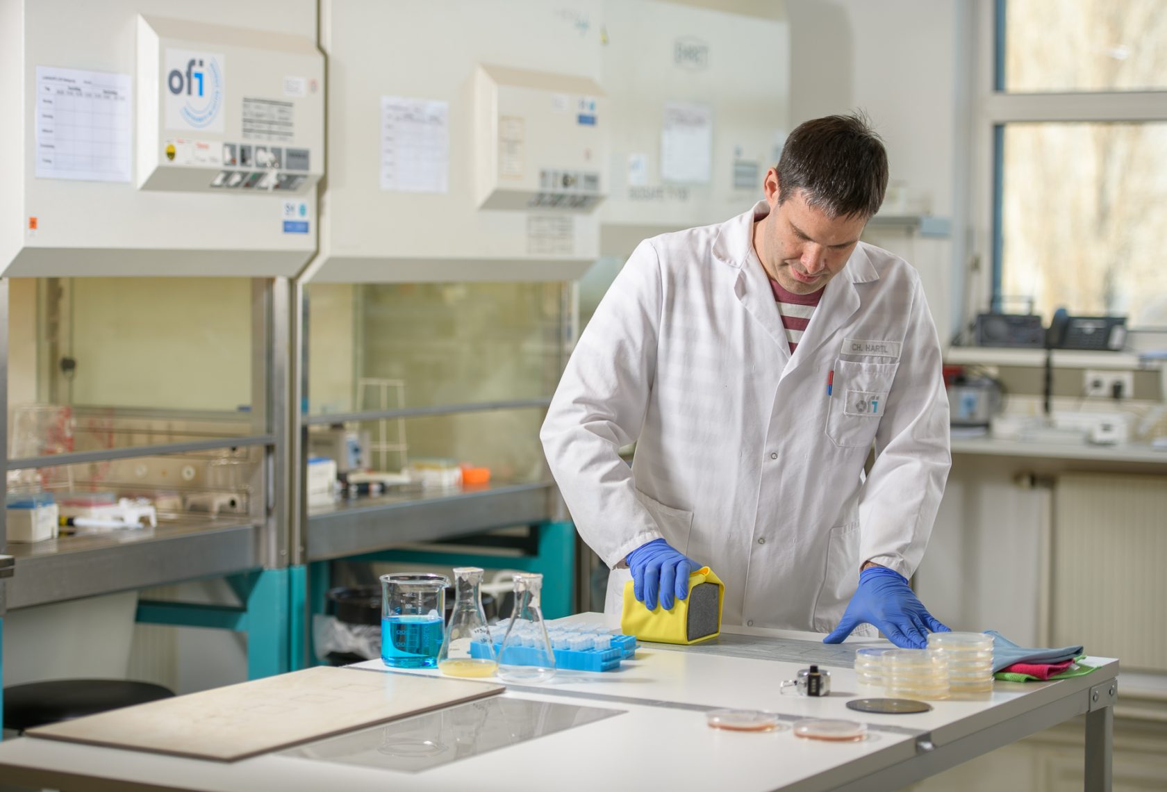 Forscher macht einen 4-Felder Test im Labor