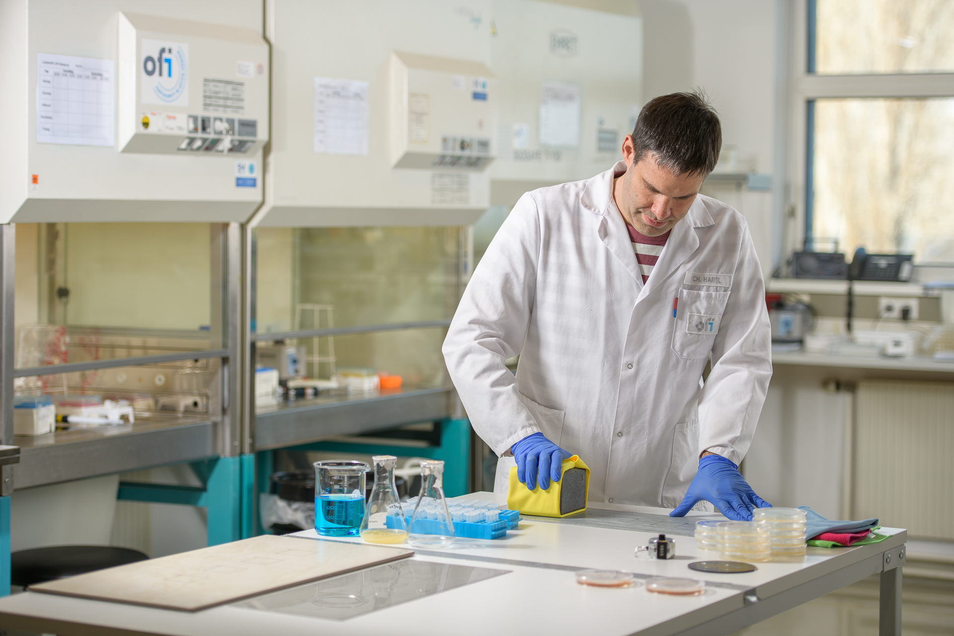 Forscher macht einen 4-Felder Test im Labor