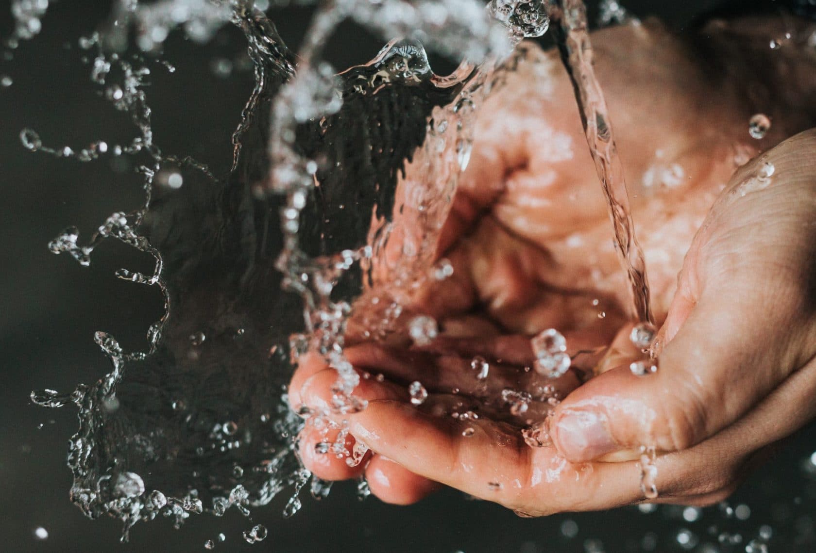 Hände unter fließendem Wasser