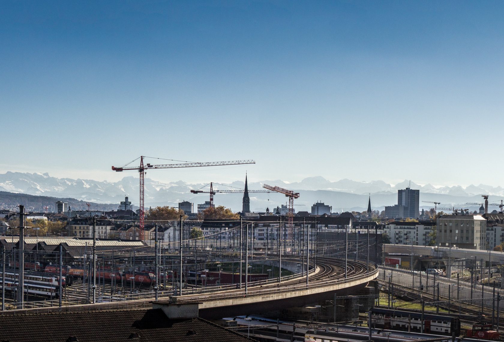 Stadtbild mit Kränen im Hintergrund