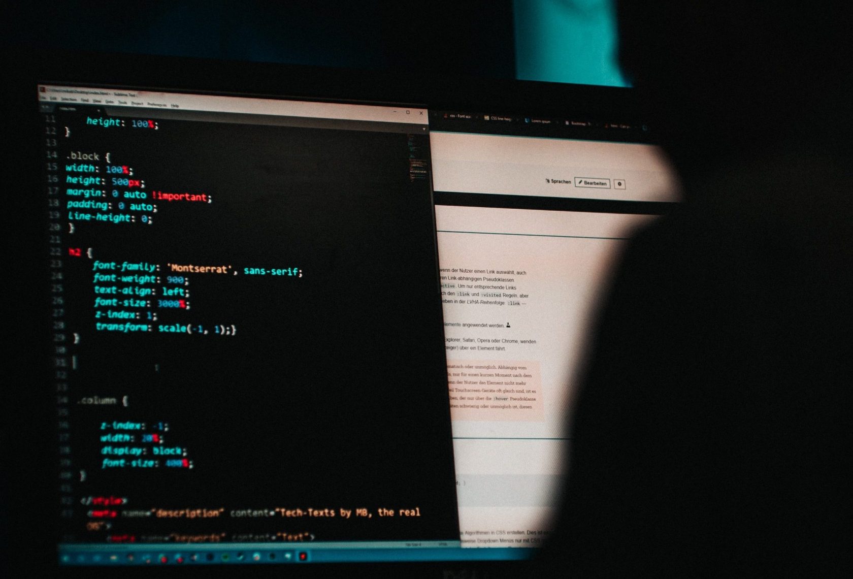 Foto: Unsplash/Mika Baumeister Silhouette einer Person vor einem Computer beim Hacken