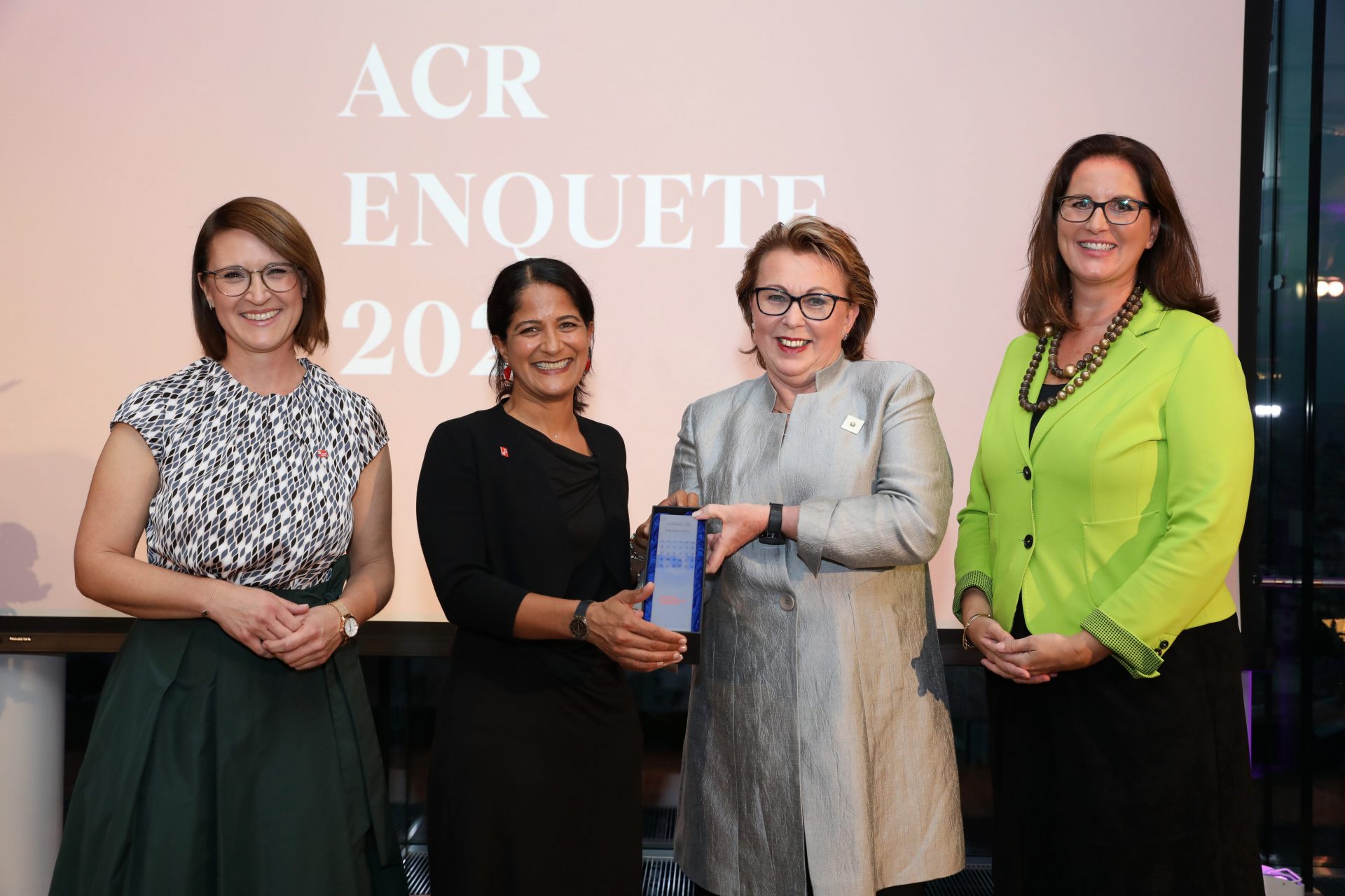 Rita Kremsner, Sonja, Sheikh, Elisabeth Stampfl-Blaha und Valerie Höllinger bei der Übergabe des Austrian Standards Partner Awards auf der Bühne