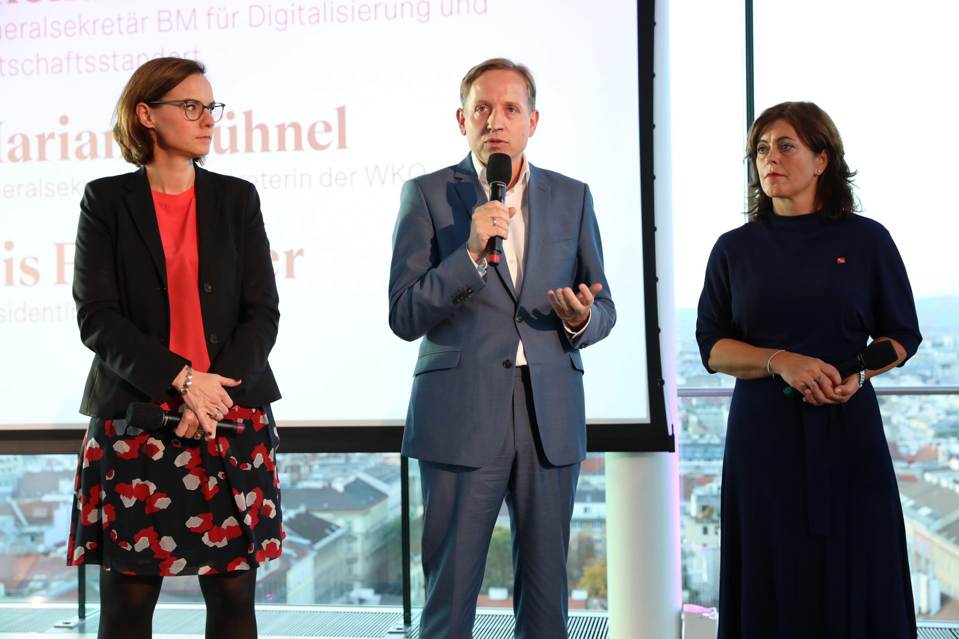 Mariana Kühnel, WKO, Michael Esterl, BMDW und Iris Filzwieser, ACR auf der Bühne beim Eröffnungstalk