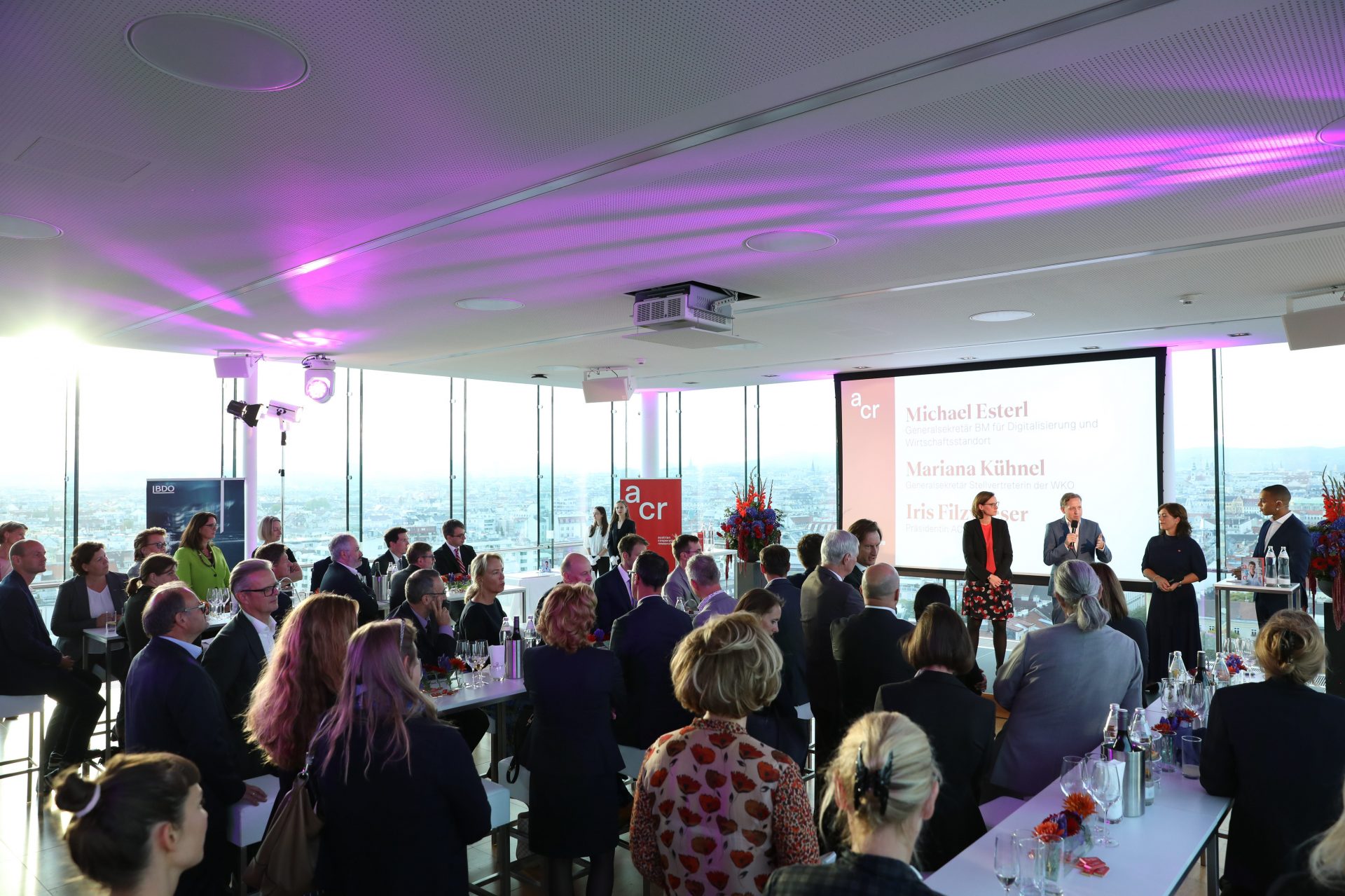 Publikum und Bühne Ansicht von hinten in der WKO Christoph Leitl Lounge