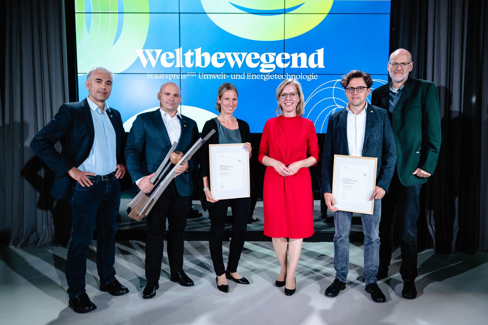 Preisübergabe des Staatspreises 2021 auf der Bühne mit Ministerin Gewessler