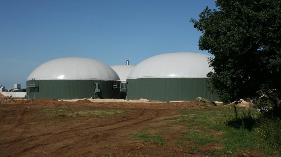 Feld mit Biogasanlage