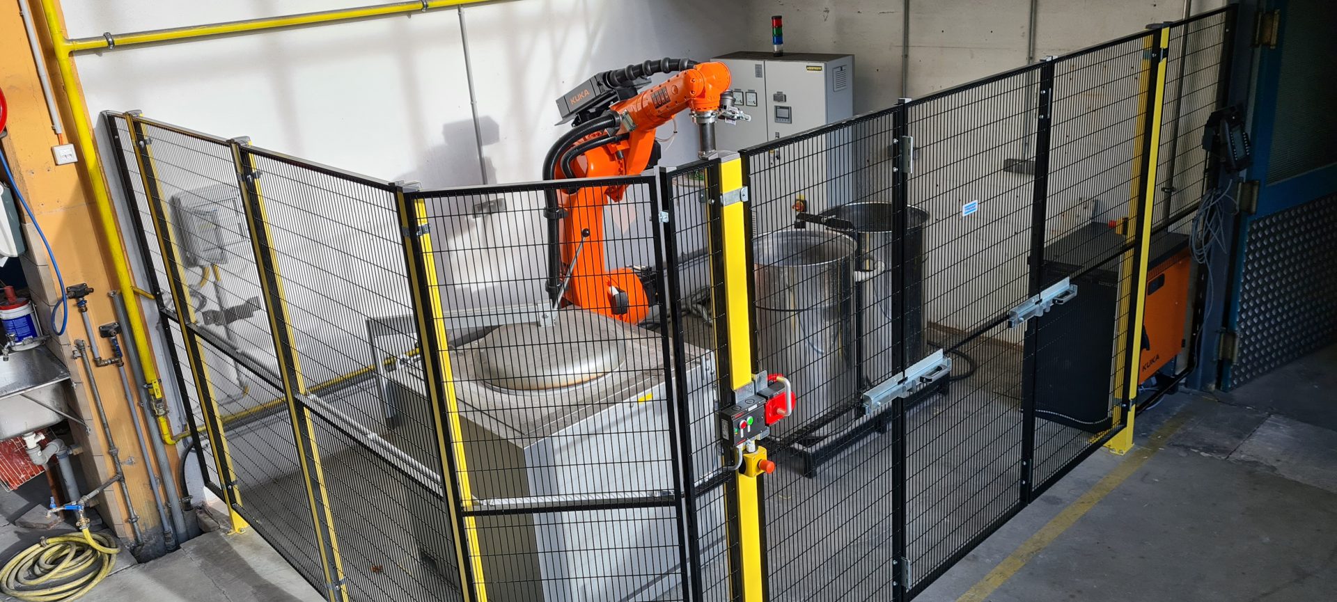 Roboterprüfstand hinter einem Zaun