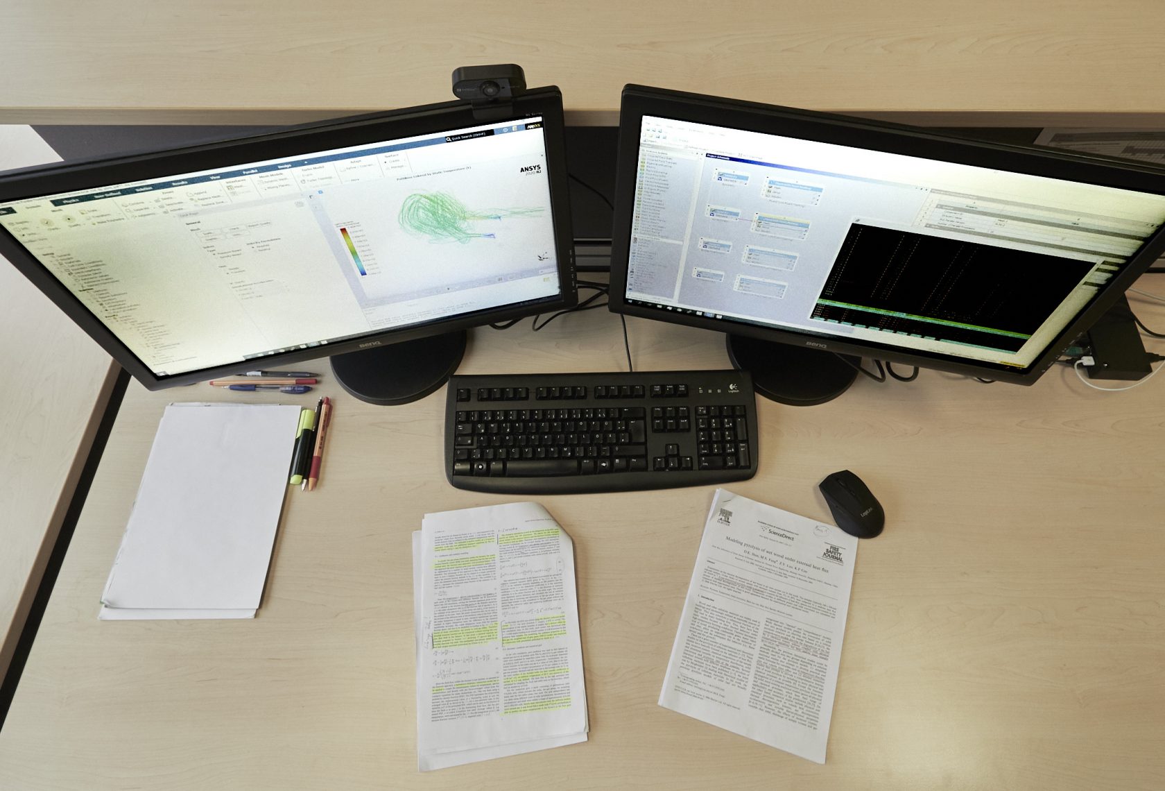 zwei Computerbildschirme von oben