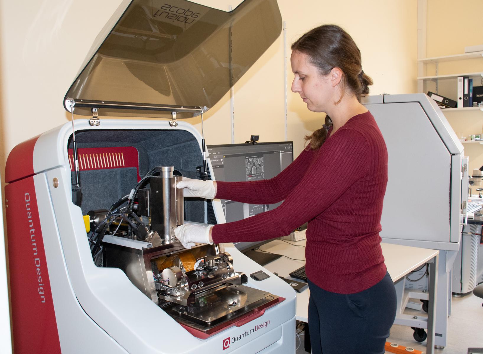 Forscherin bedient ein Analysegerät
