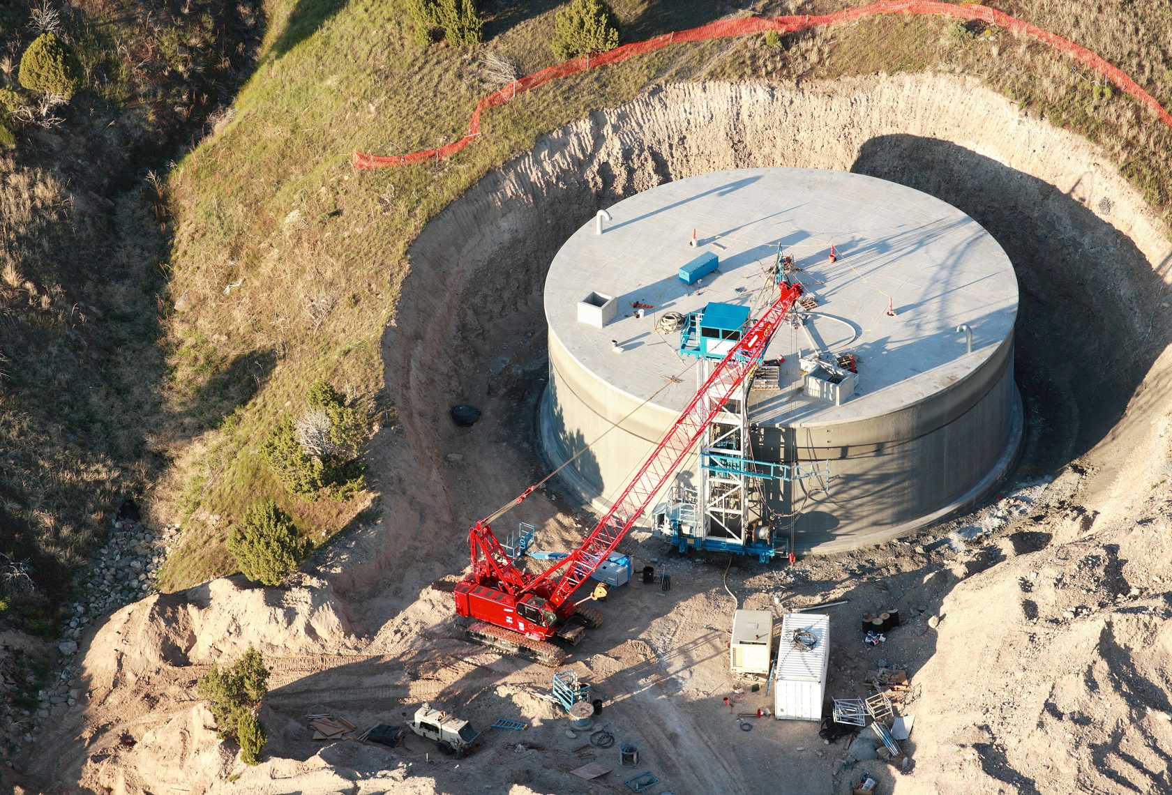 Luftaufnahme von einem Großwasserwärmspeicher in Idahoe