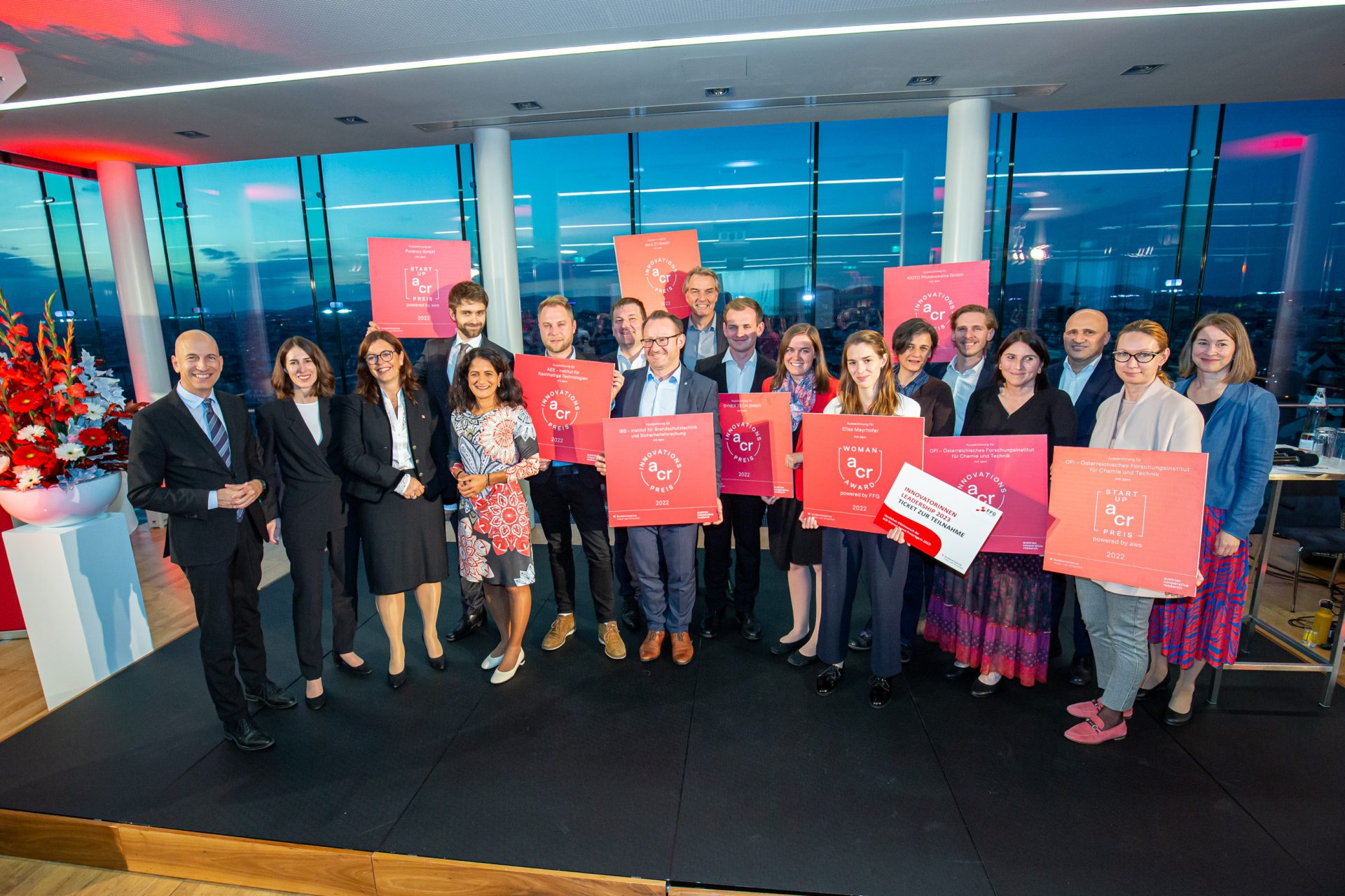 Die Preisträgerinnen und Preisträger der ACR Awards 2022 auf der Bühne mit Minister Kocher