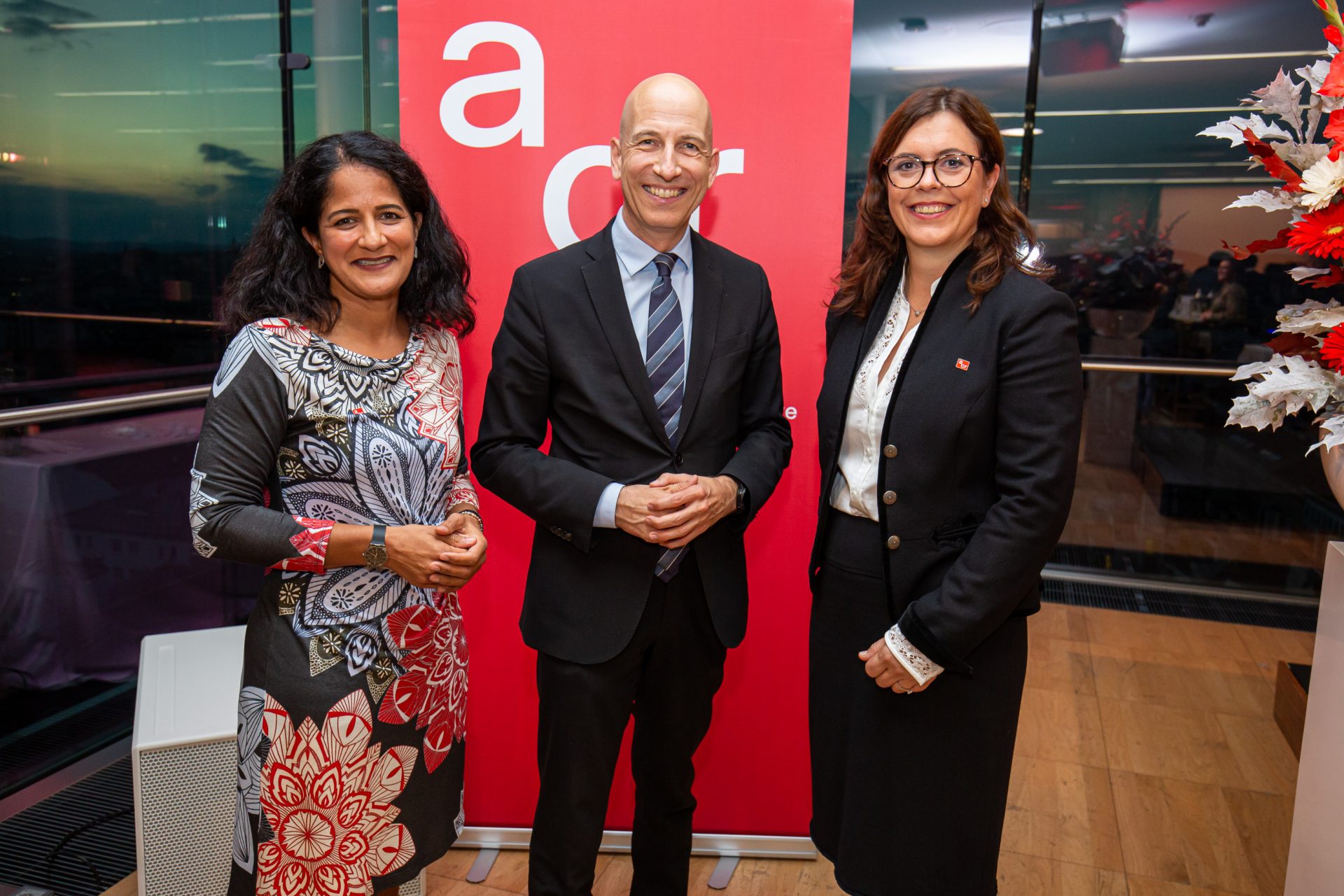 Gruppenfoto mit drei Personen vor dem ACR Roll-up