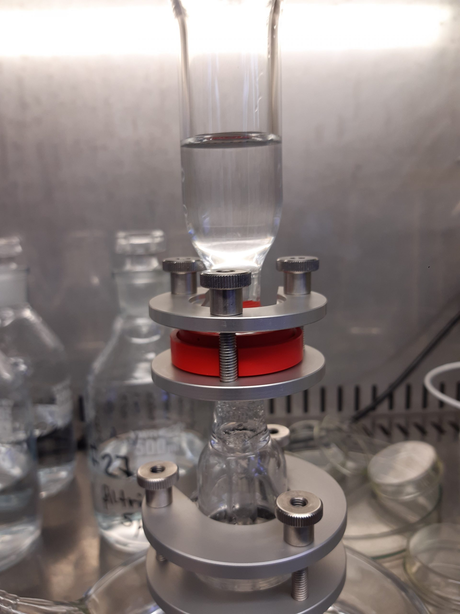 Laborgerät mit Flüssigkeit zur Filtration von Mikroplastik