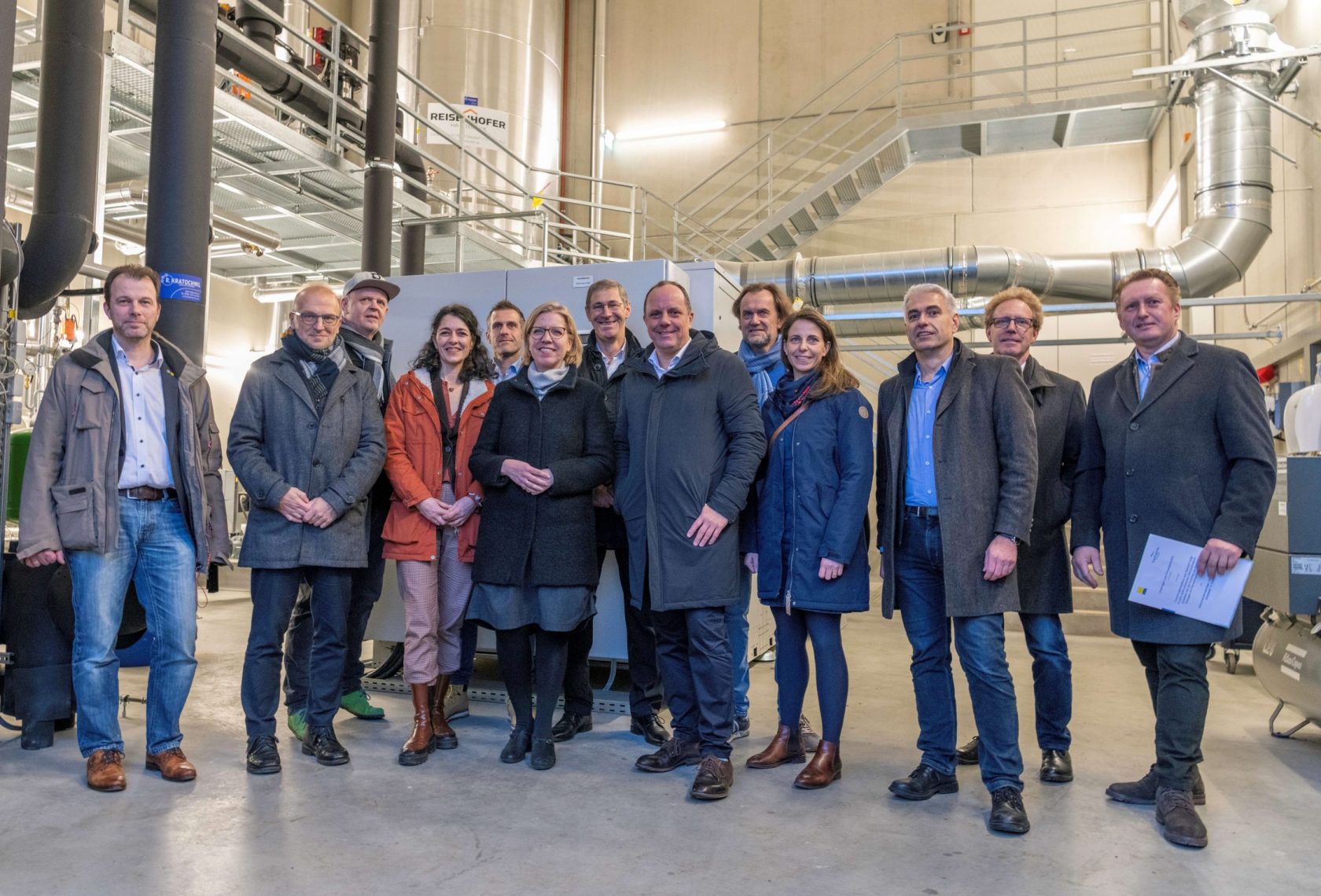 Gruppenbild in der Fernwärmeanlage mit Ministerin Gewessler