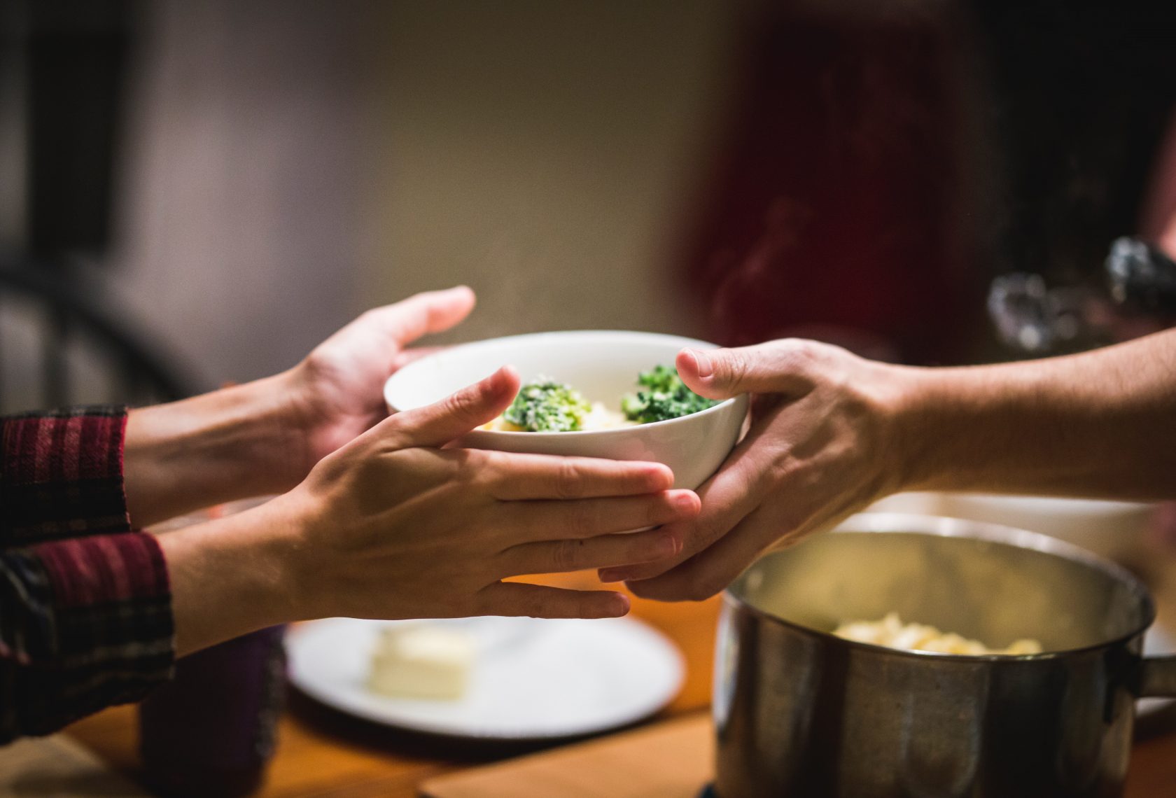 Symbolfoto_Hände halten eine Schüssel mit Essen