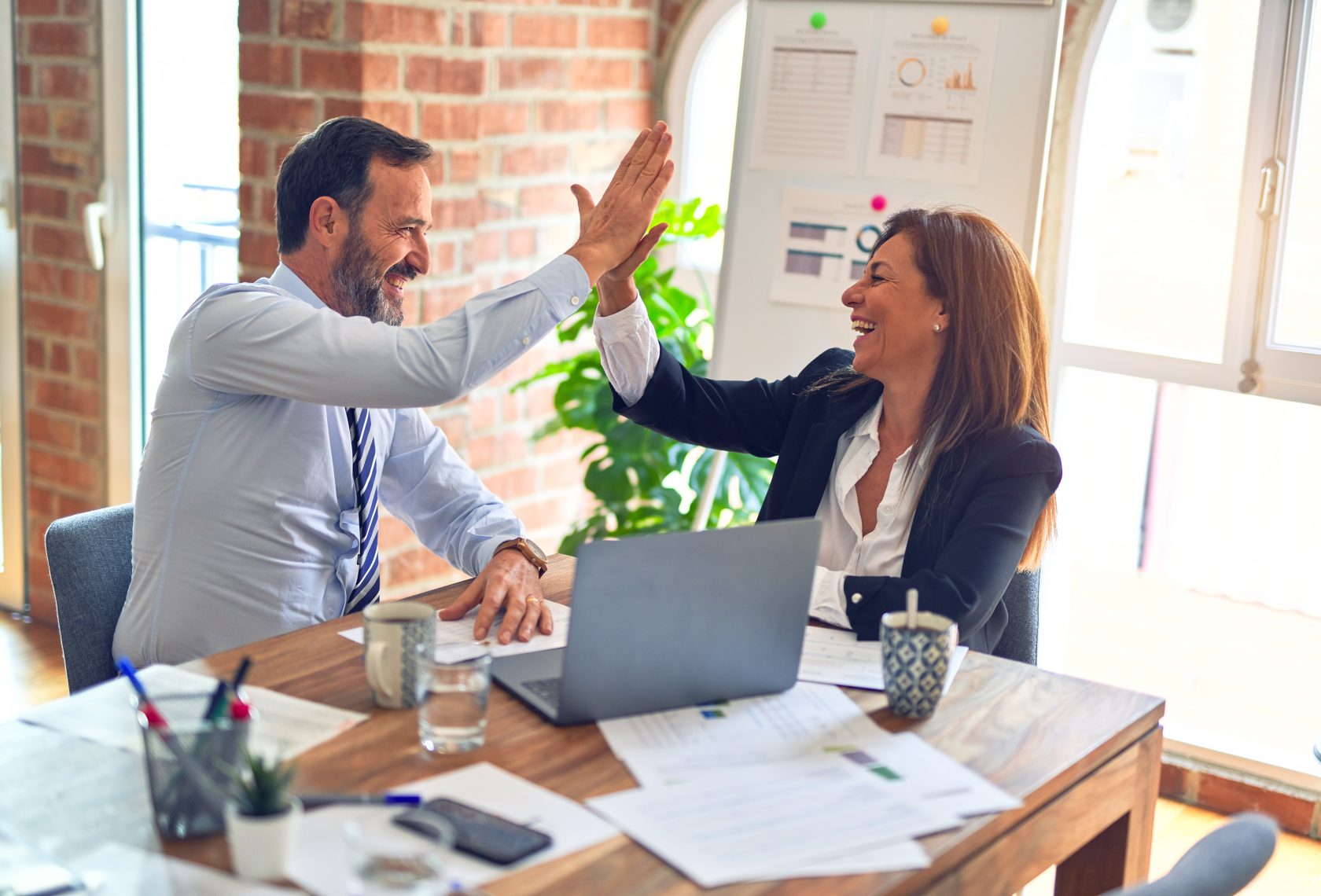 Zwei Personen geben ein High Five