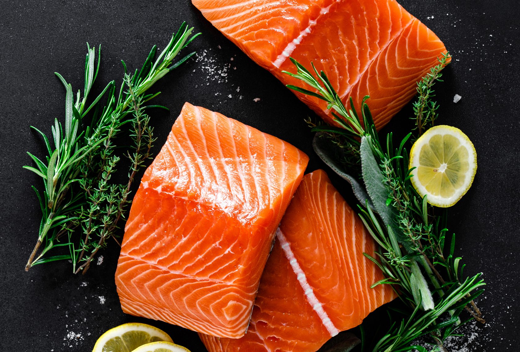 Lachsfilet auf schwarzer Platte