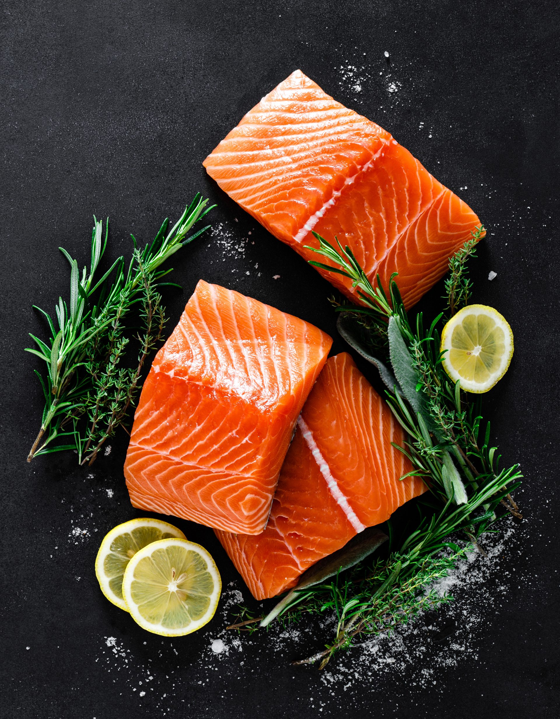 Lachsfilet auf schwarzer Platte