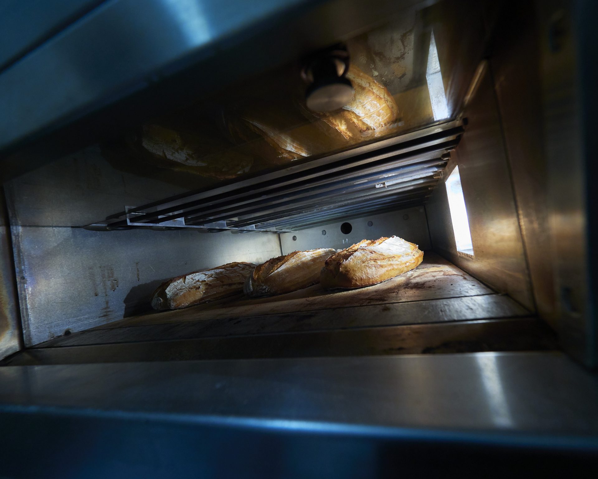 Brotlaibe im Industrieofen