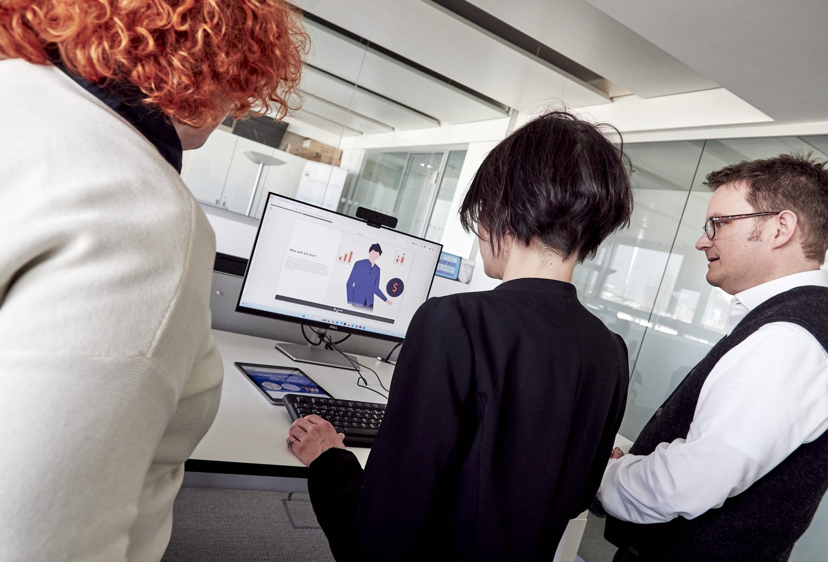 Foto: ACR/schewig-fotodesign Drei Personen von hinten, die auf einen Bildschirm schauen.