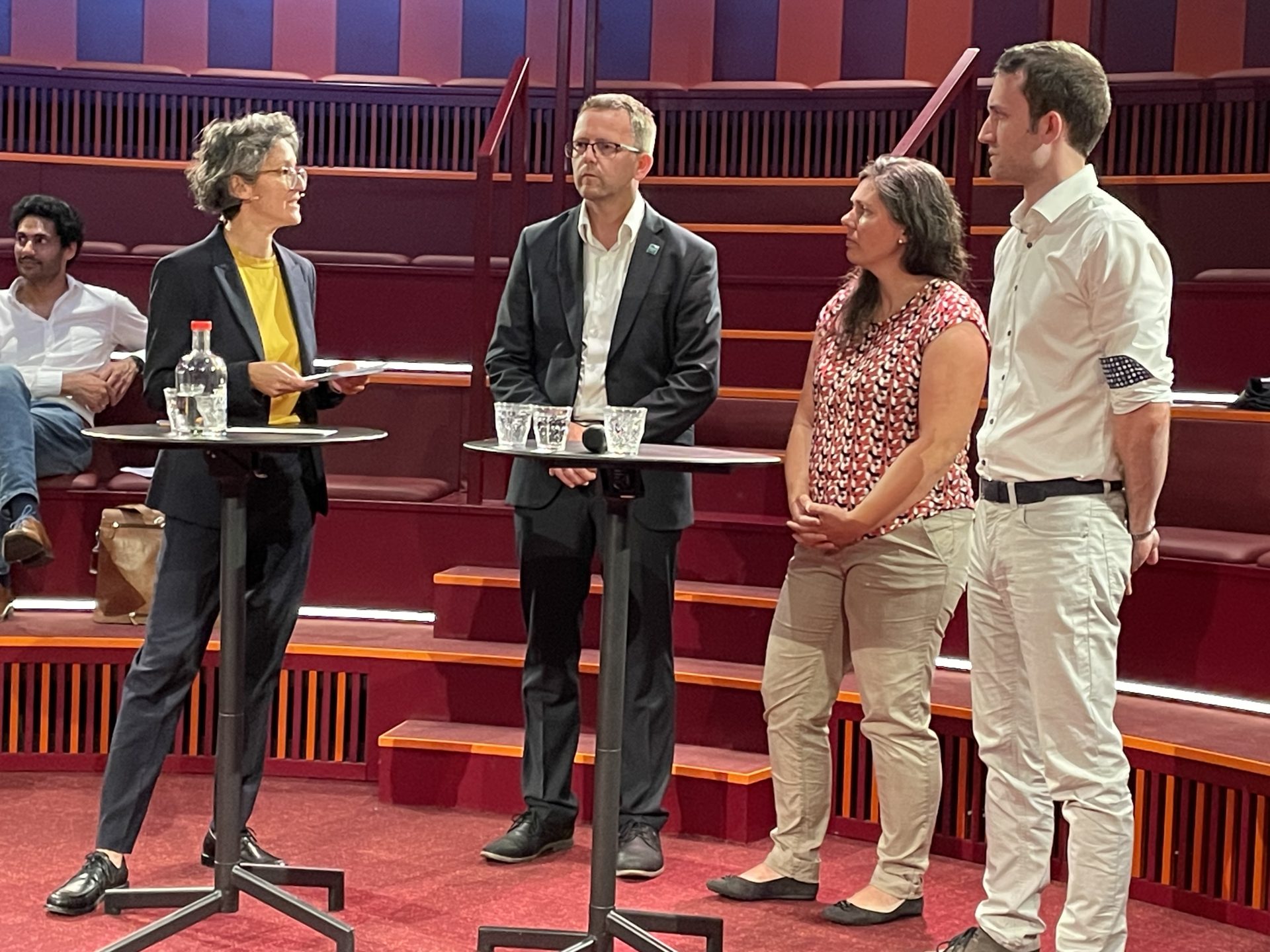 4 Personen am Podium im Gespräch