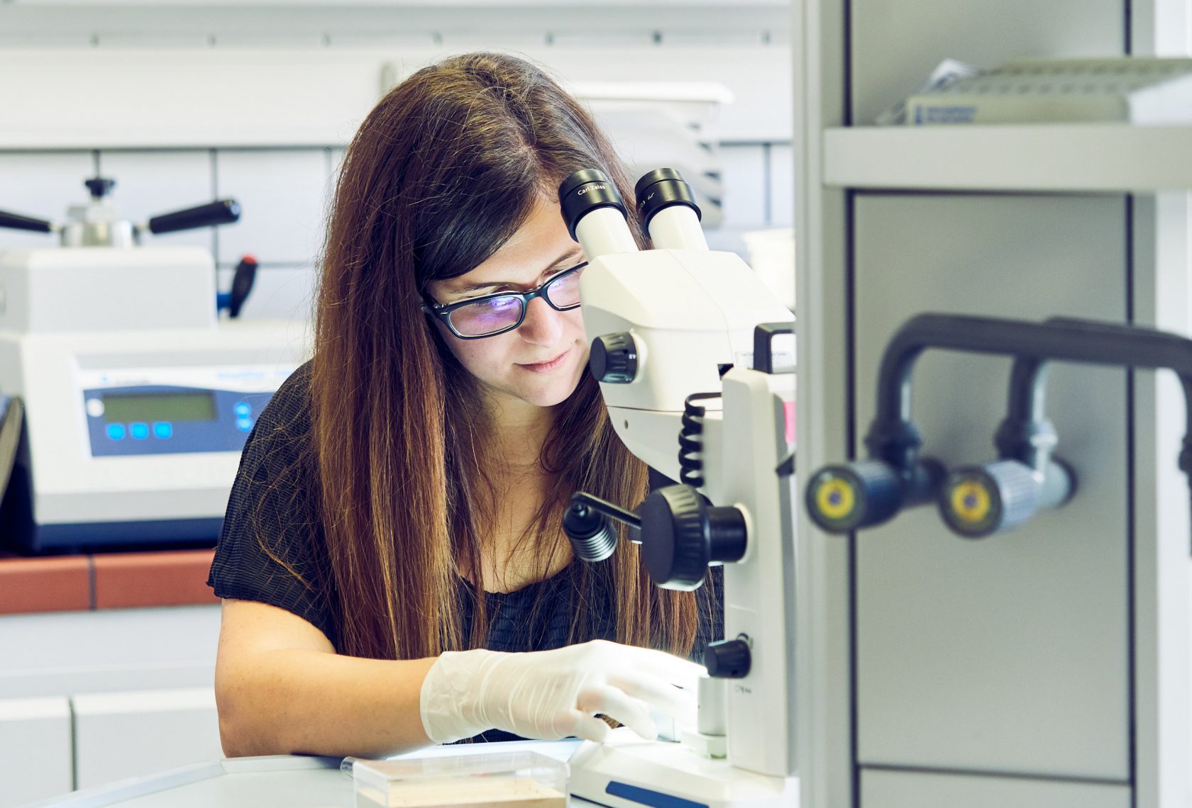 Forscherin am Mikroskop
