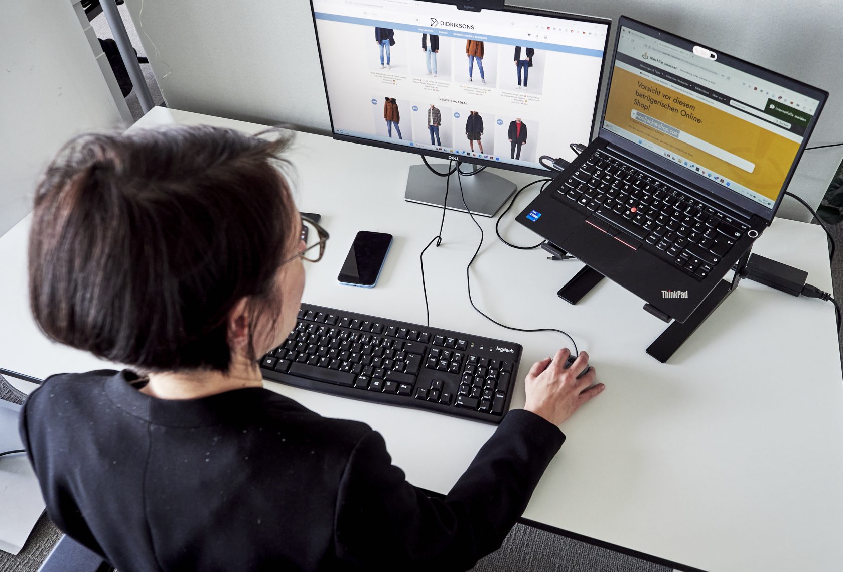 Frau vor einem Computer-Bildschirm