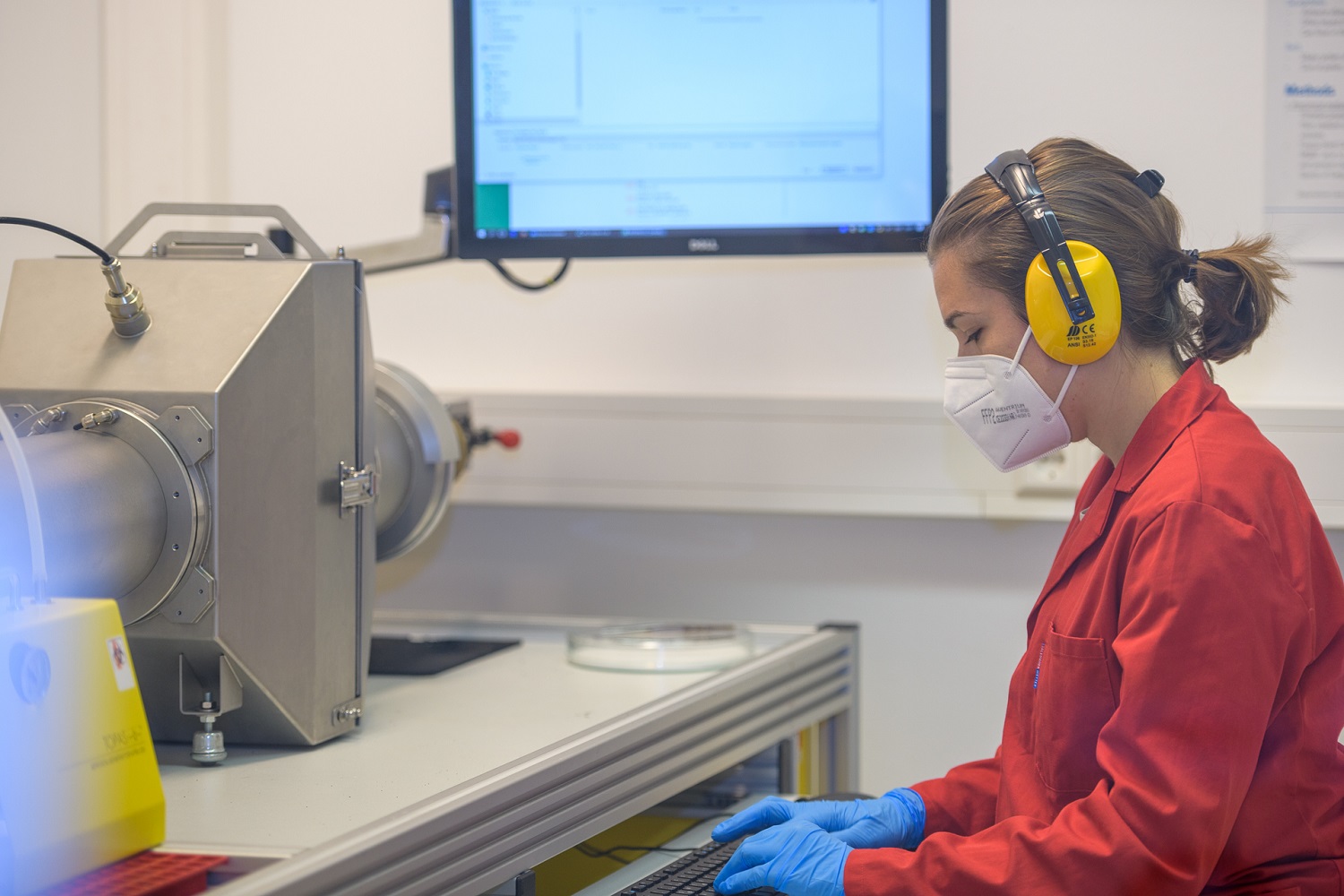 Wissenschaftlerin bei Analyse im Labor