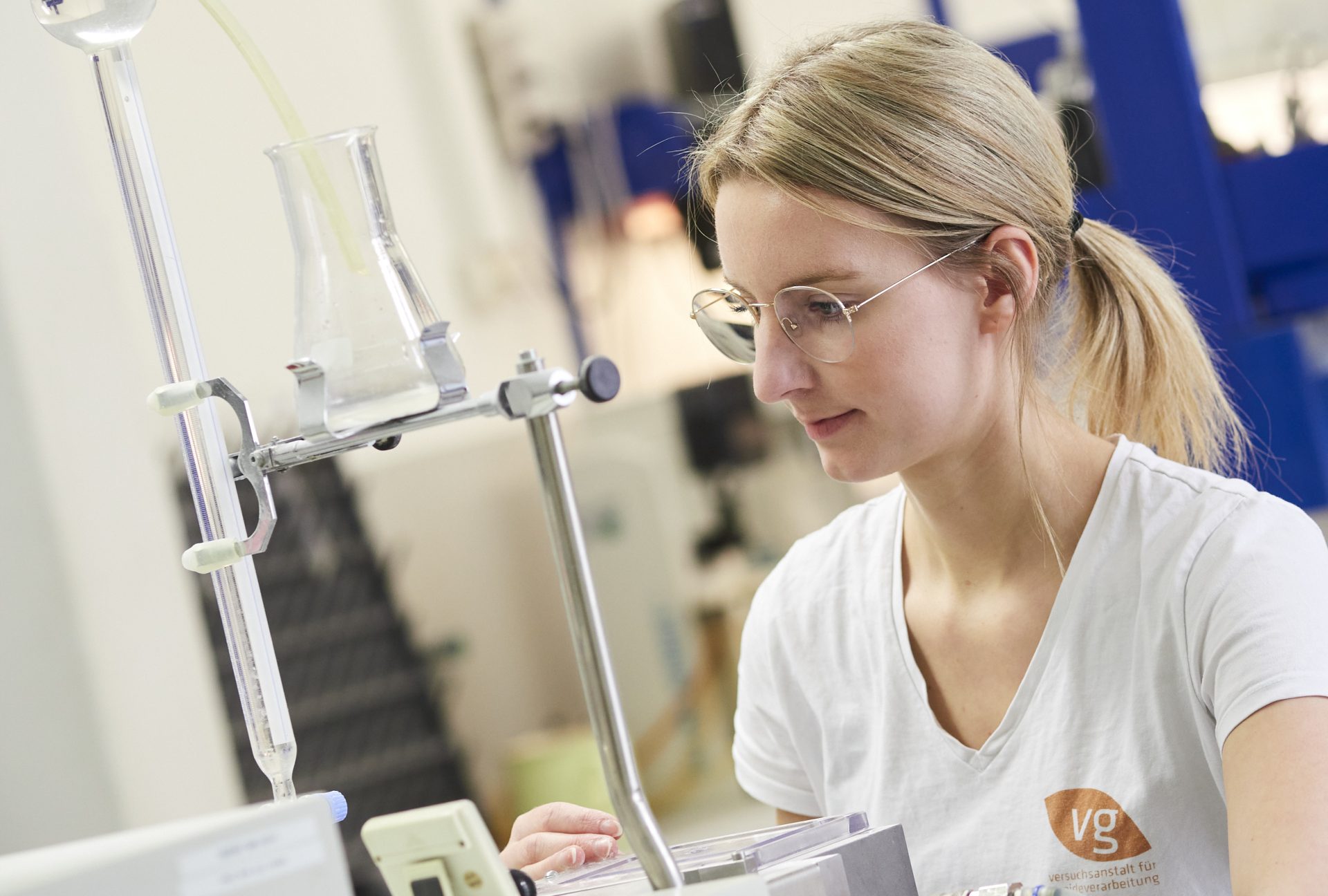 Forscherin bei der Brotteig-Analyse