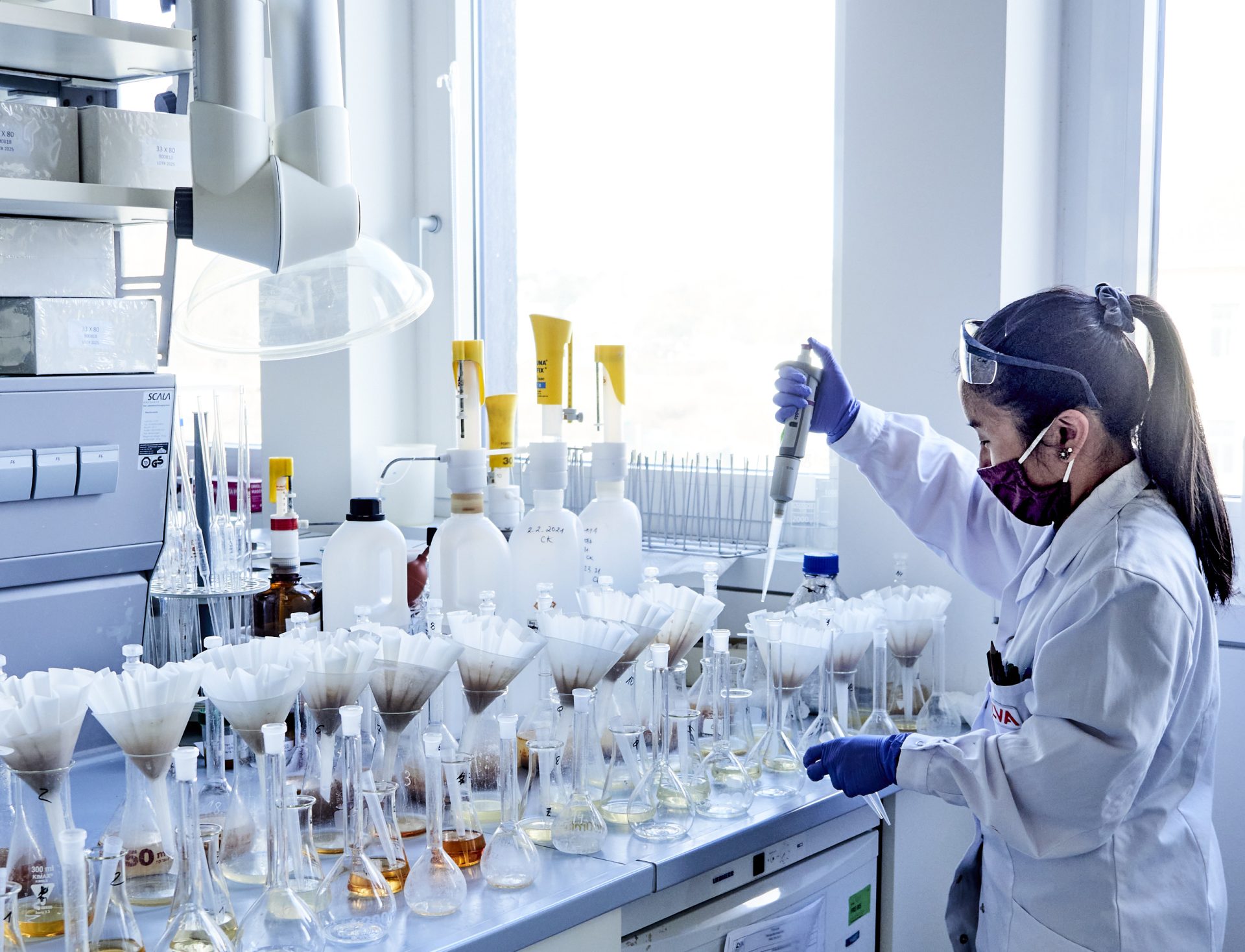 Frau bei der Arbeit im Labor