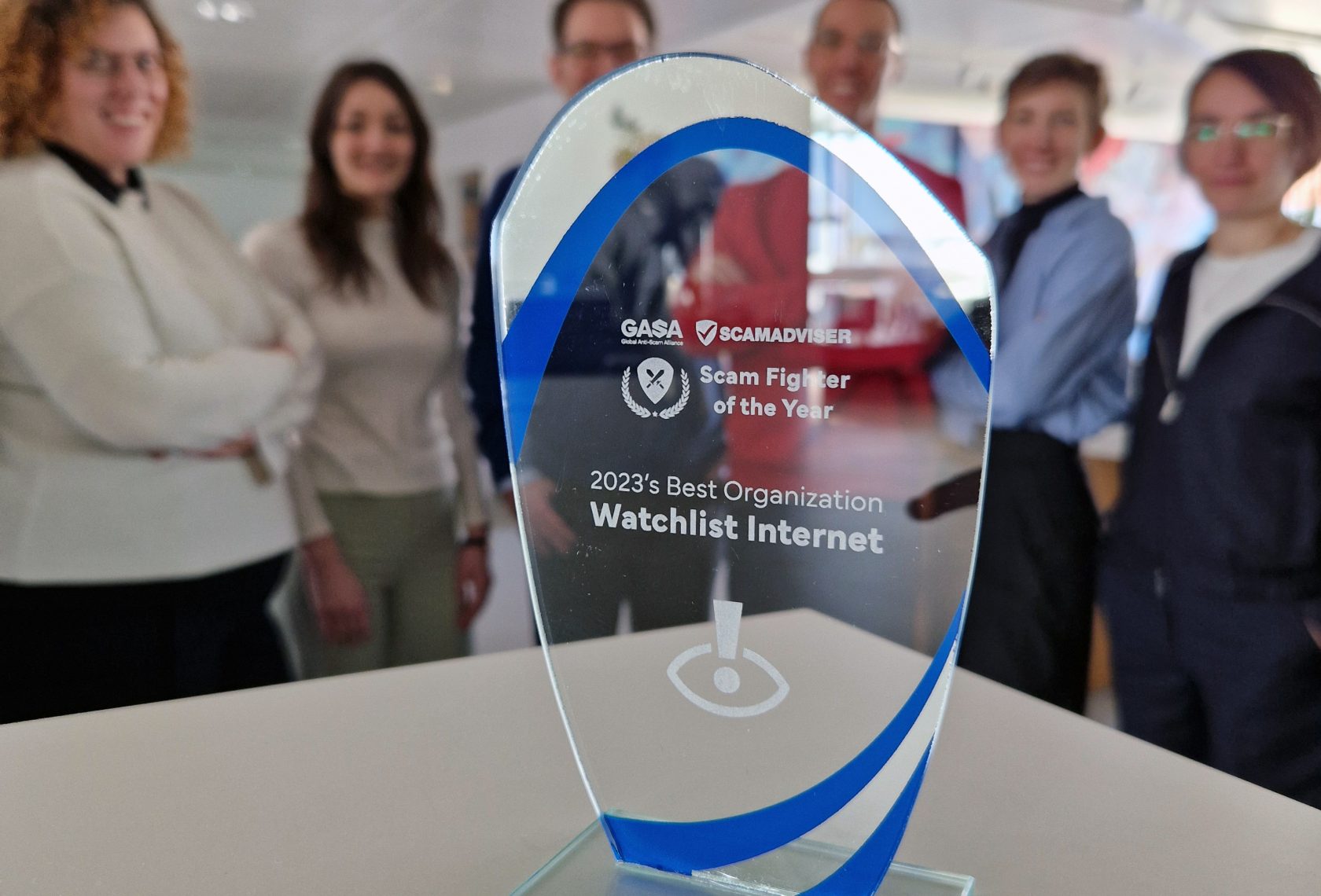 Pokal mit Menschen im Hintergrund