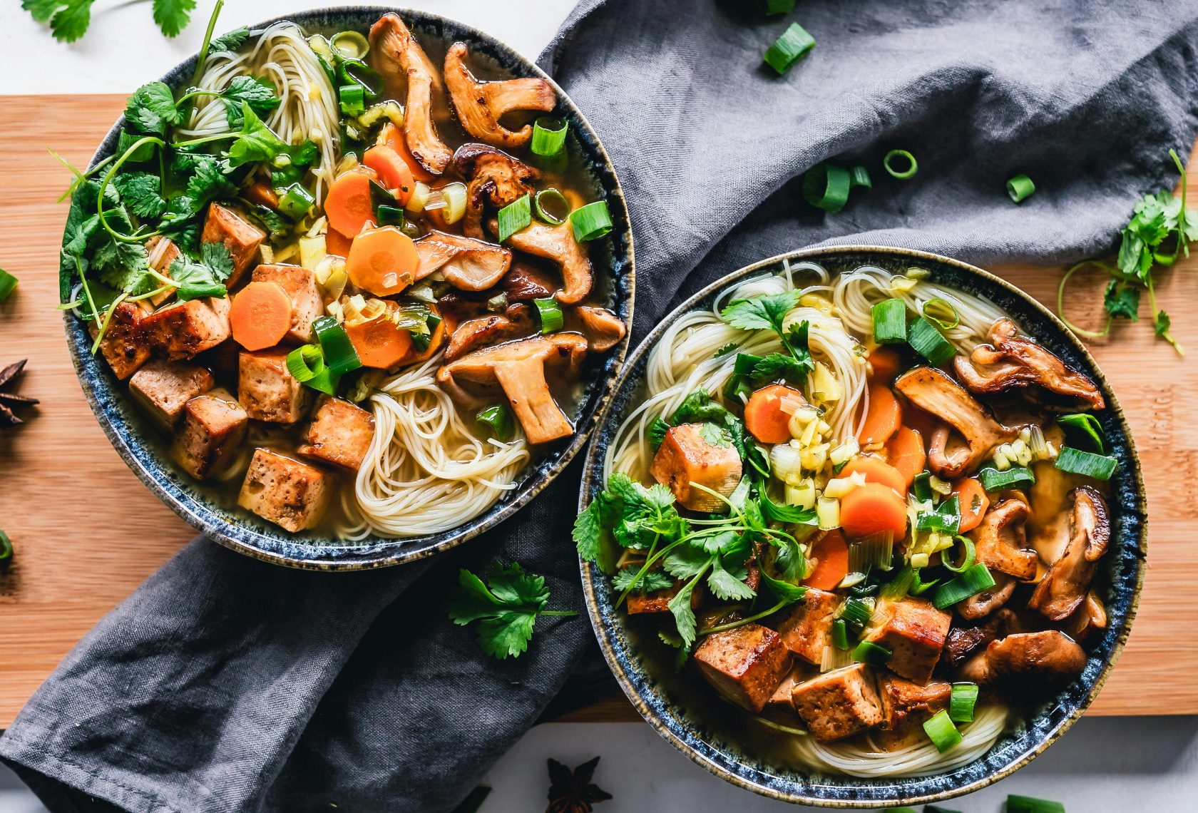 Zwei Teller mit Nudelgericht & Gemüse