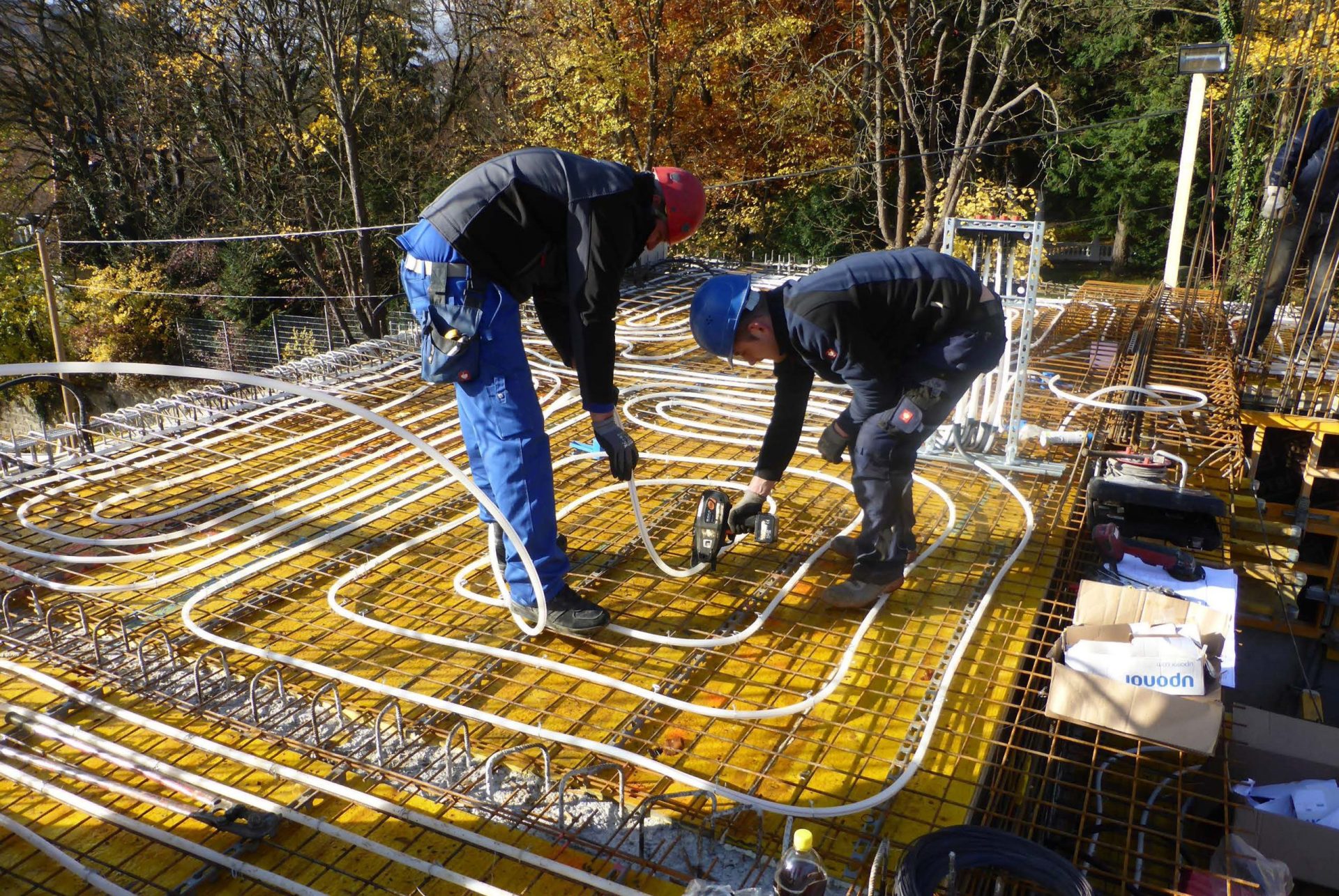 Männer auf einer Baustelle verlegen Rohre