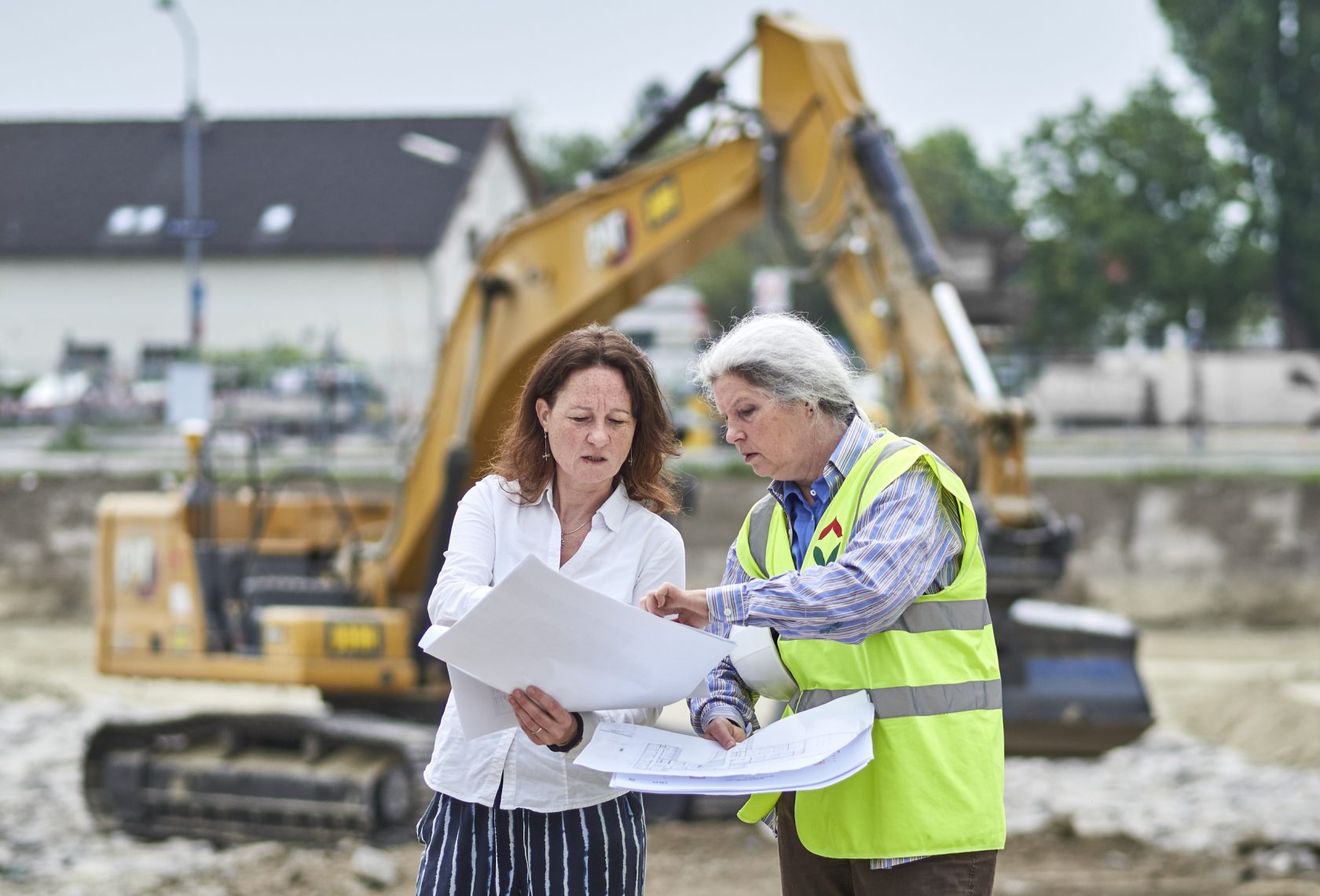 Zwei Frauen bei der Planung auf einer Baustelle