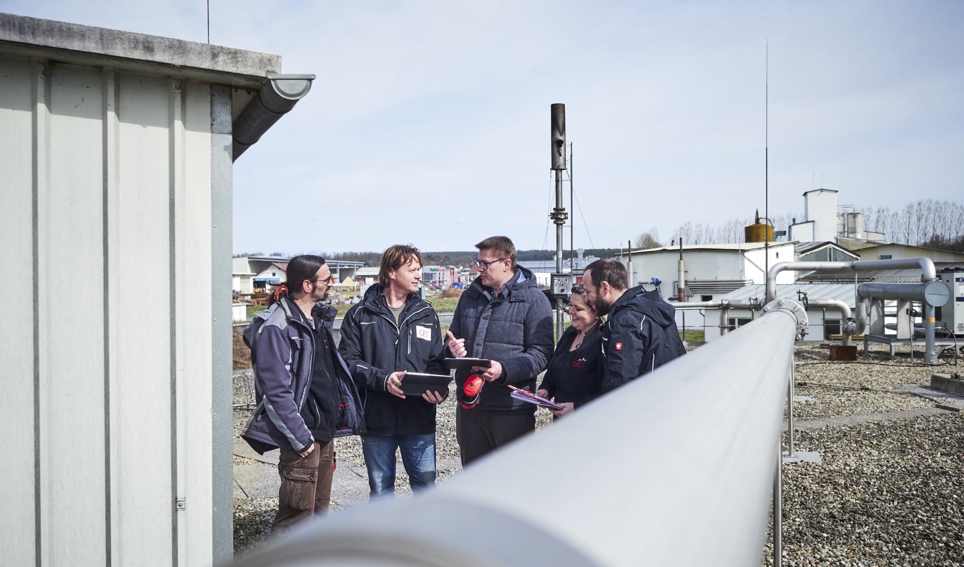 Personen auf einem Werksgelände