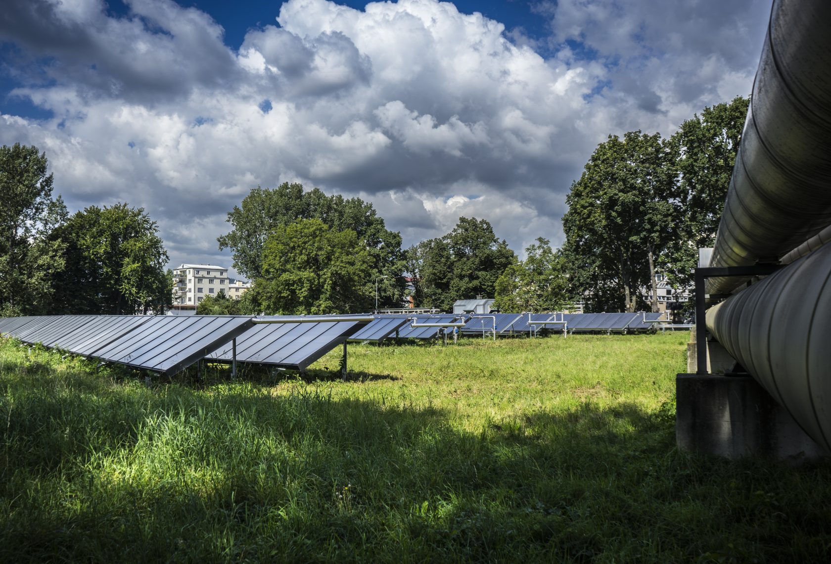 Solarthermie-Anlagen auf Wiese