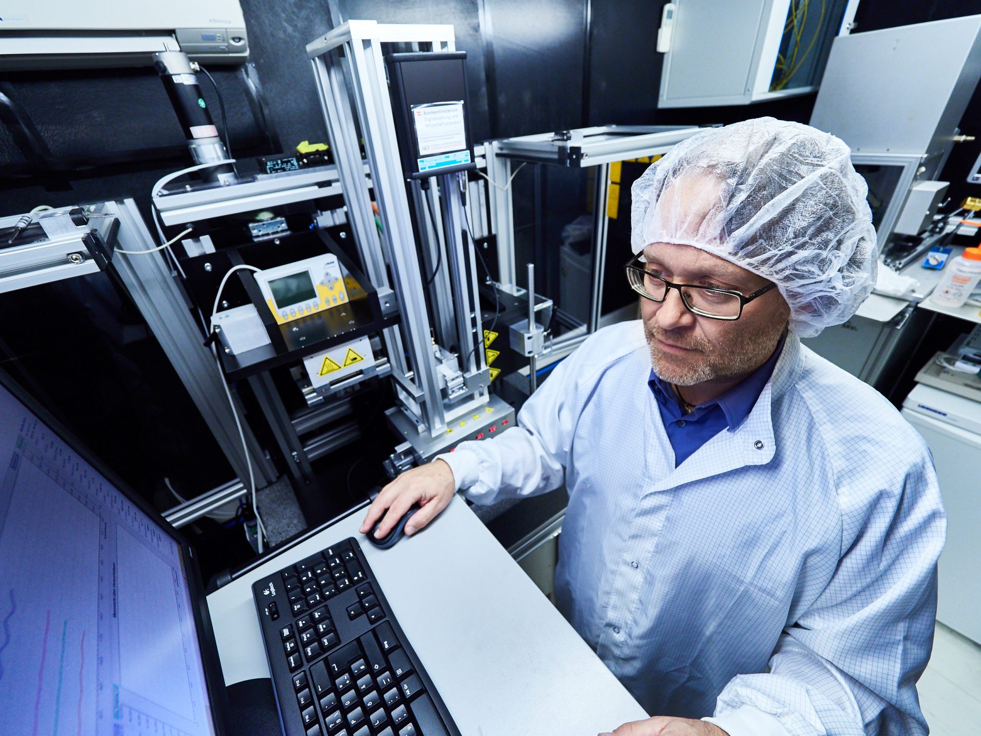 Forscher vor einem Bildschirm