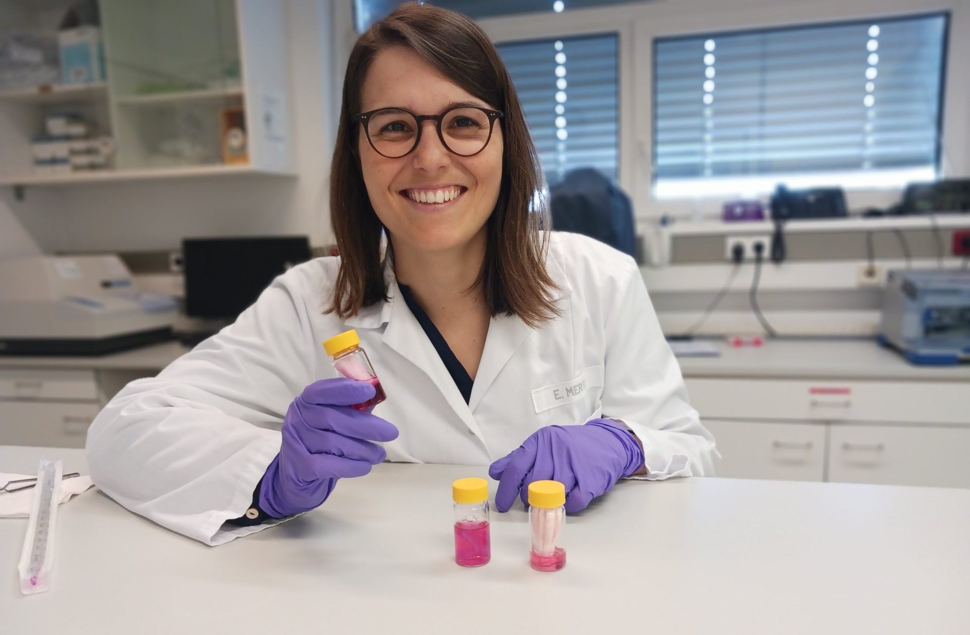 Forscherin bei der Arbeit im Labor