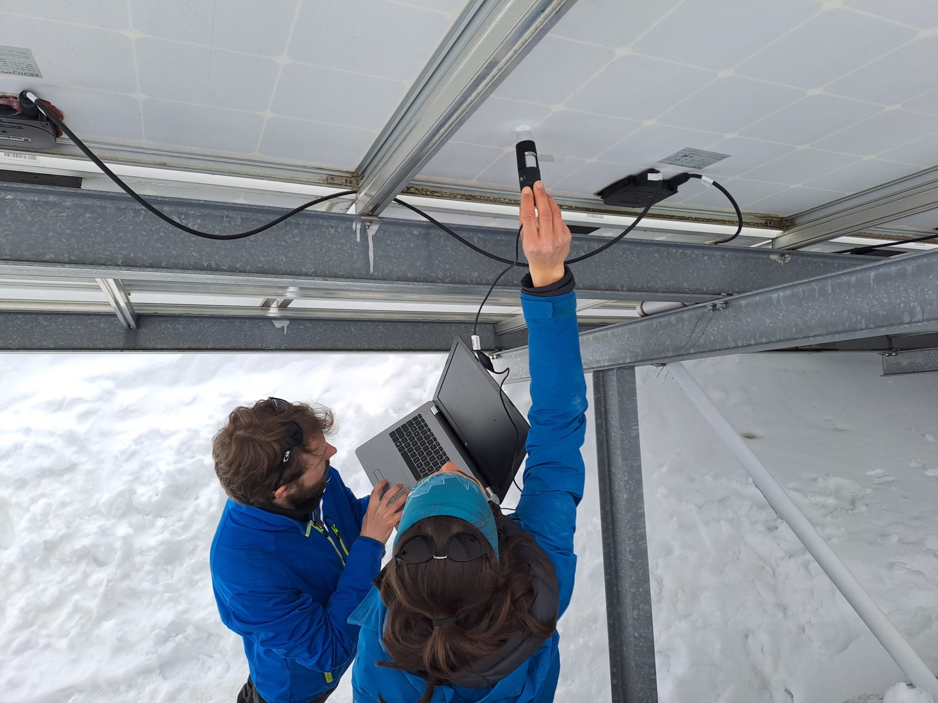 Zwei Forscher*innen bei Messarbeiten